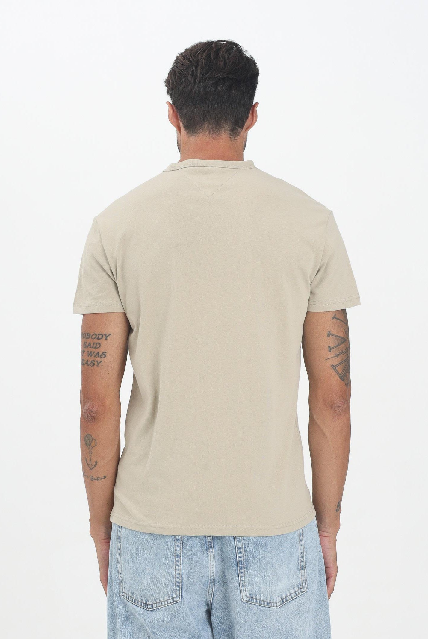 TOMMY JEANS T-shirt a manica corta beige da uomo con distintivo Tommy DM0DM20322RBV TOMMY JEANS