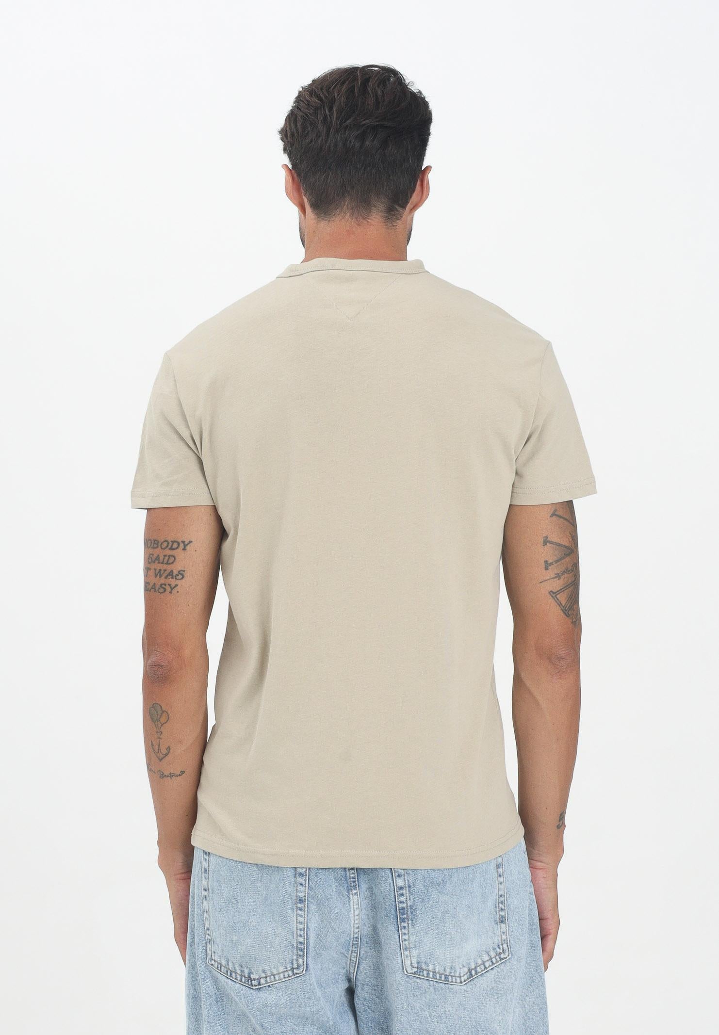 TOMMY JEANS T-shirt a manica corta beige da uomo con distintivo Tommy DM0DM20322RBV TOMMY JEANS