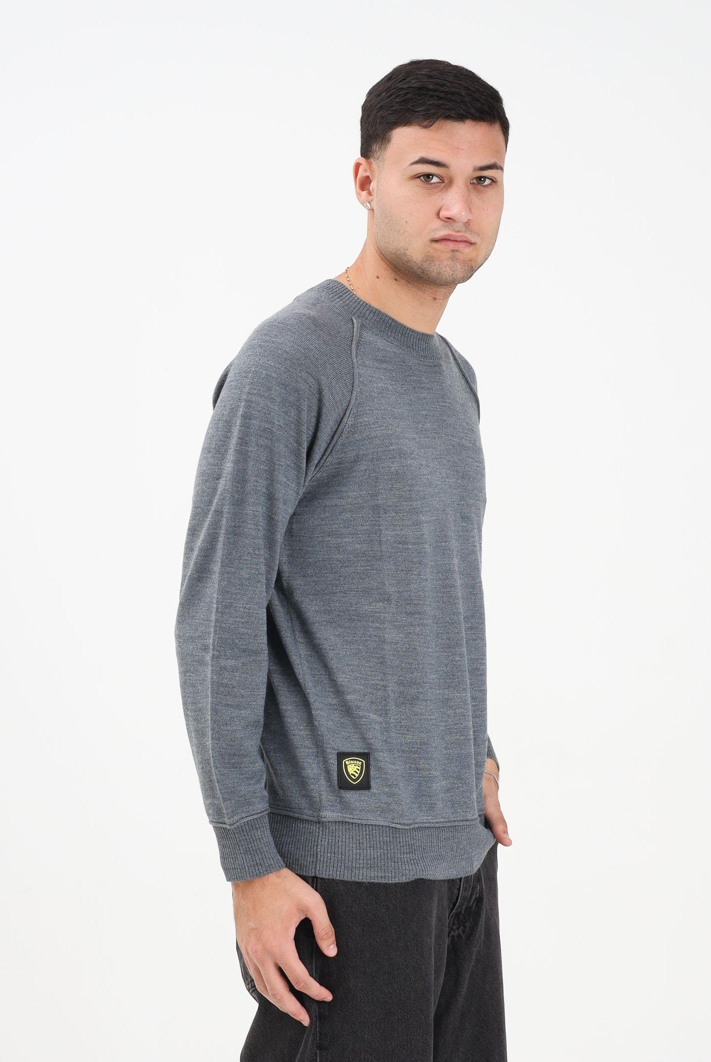 BLAUER Maglioncino girocollo grigio da uomo con patch logo 25WBLUM01283-007360 M96 BLAUER