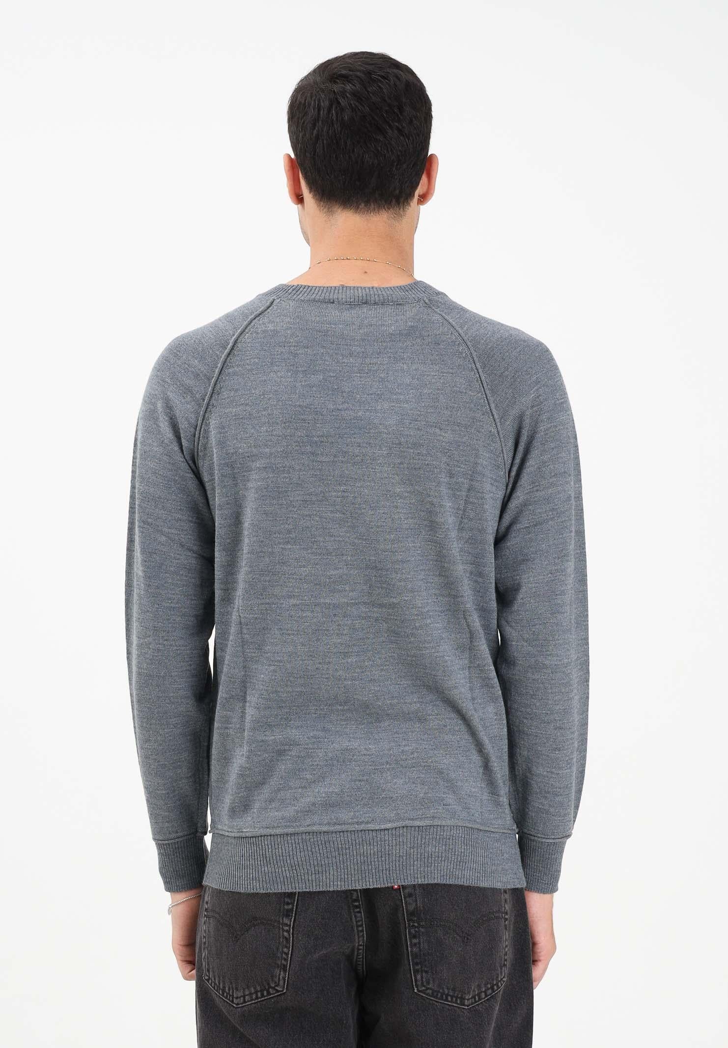 BLAUER Maglioncino girocollo grigio da uomo con patch logo 25WBLUM01283-007360 M96 BLAUER