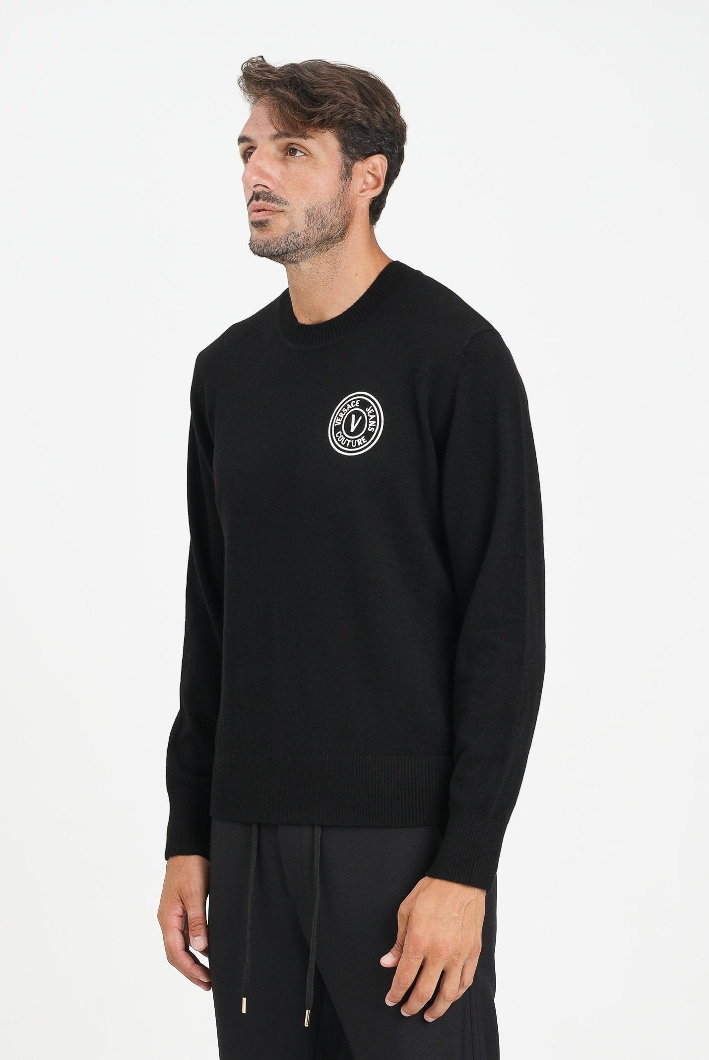 VERSACE JEANS COUTURE Maglioncino girocollo nero da uomo con logo V-Emblem 79GAFM00CMH81 L01 VERSACE JEANS COUTURE