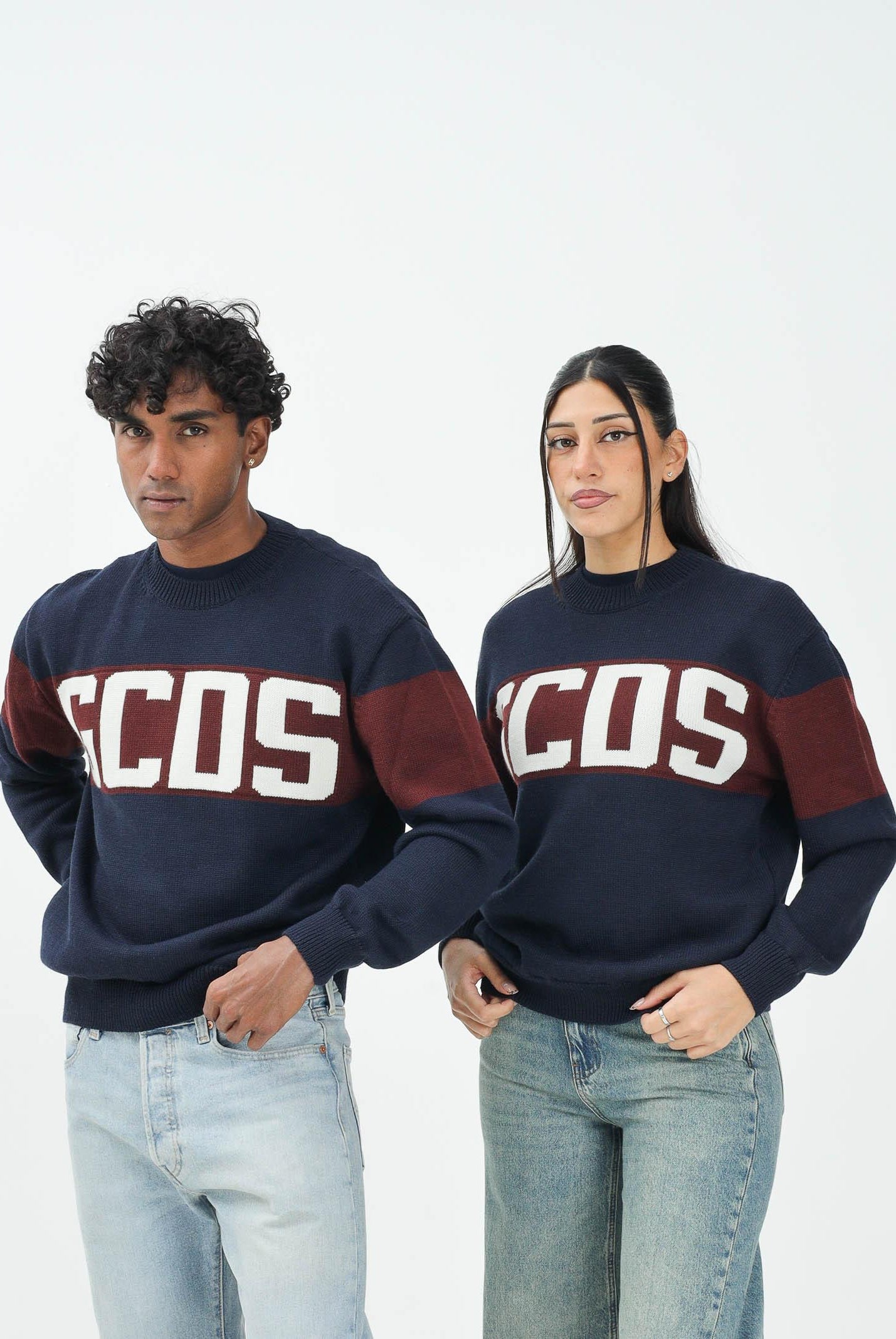 GCDS Maglioncino girocollo blu per uomo e donna impreziosito da banda a contrasto e logo B2CM1505KI4 77 GCDS