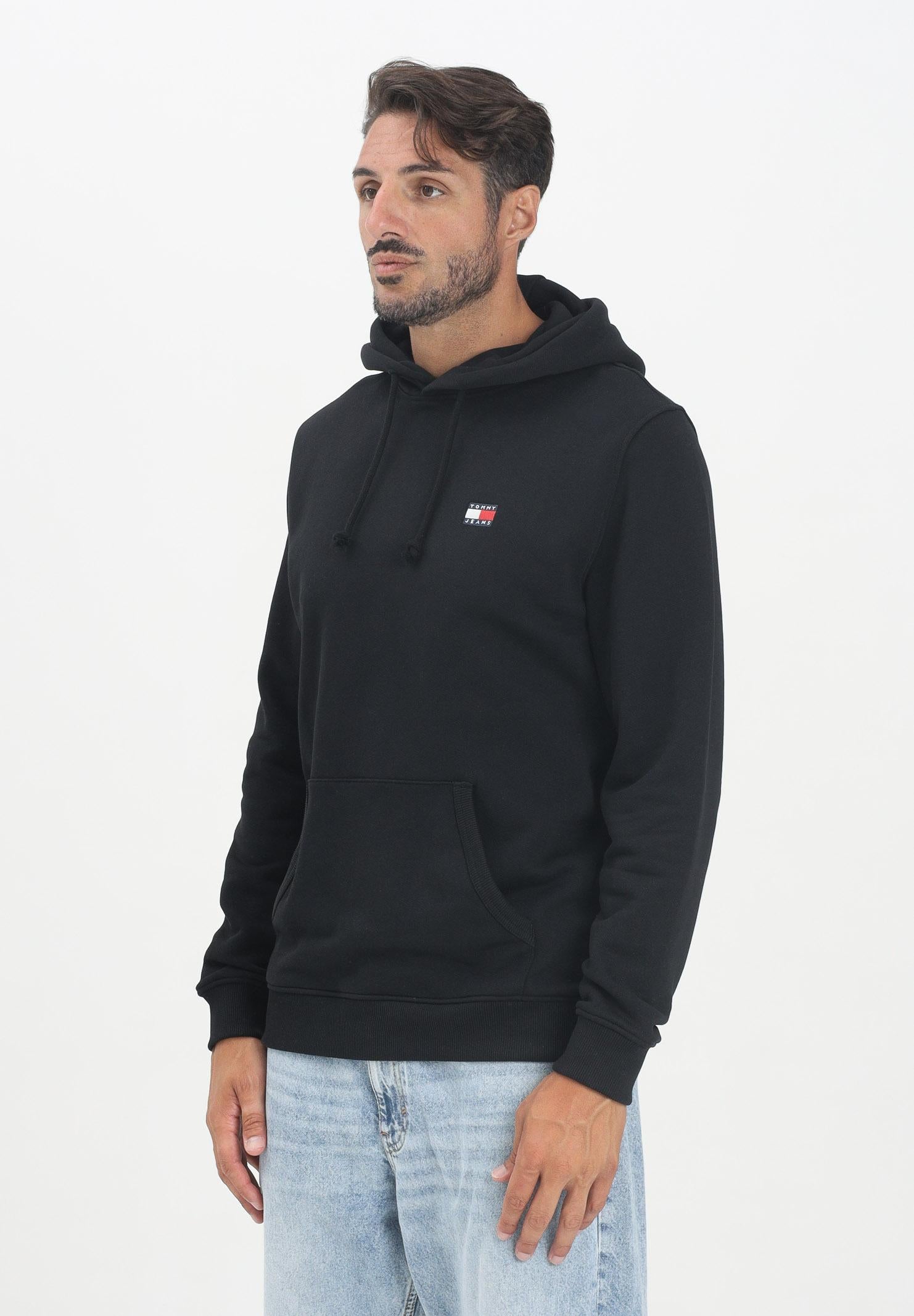 TOMMY JEANS Felpa con cappuccio nera da uomo rifinita da logo DM0DM20258BDS TOMMY JEANS