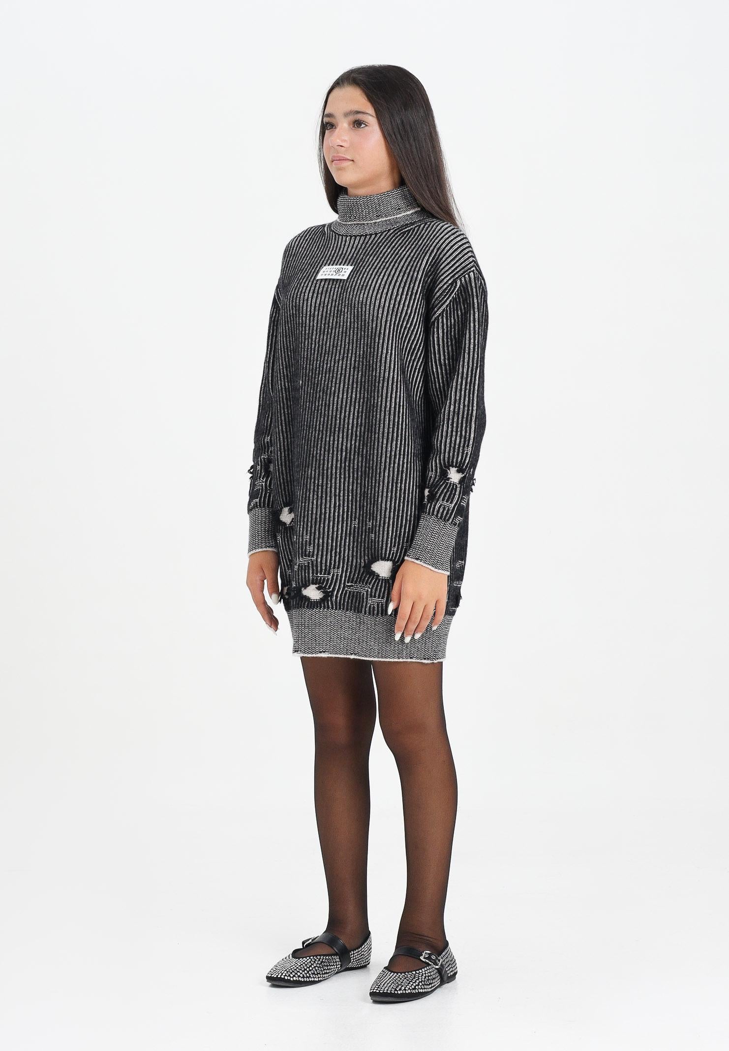 MAISON MARGIELA Abito corto nero per donna e bambina con sottili righe e patch logo M60847MM06K M6C39 MAISON MARGIELA
