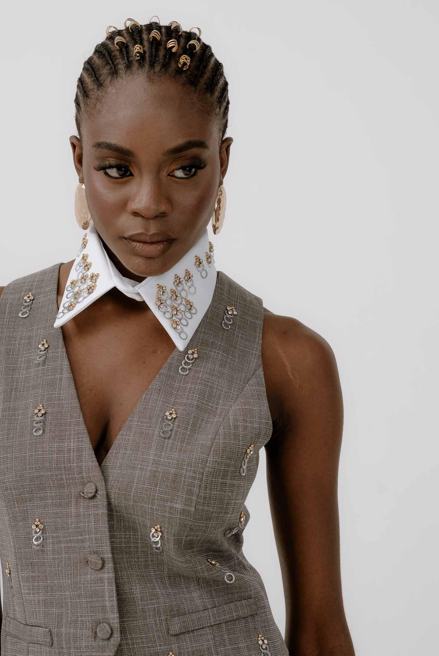 SIMONA CORSELLINI Gilet grigio da donna arricchito da piccole applicazioni metalliche A25CPGL00102-C00233 V0000 SIMONA CORSELLINI