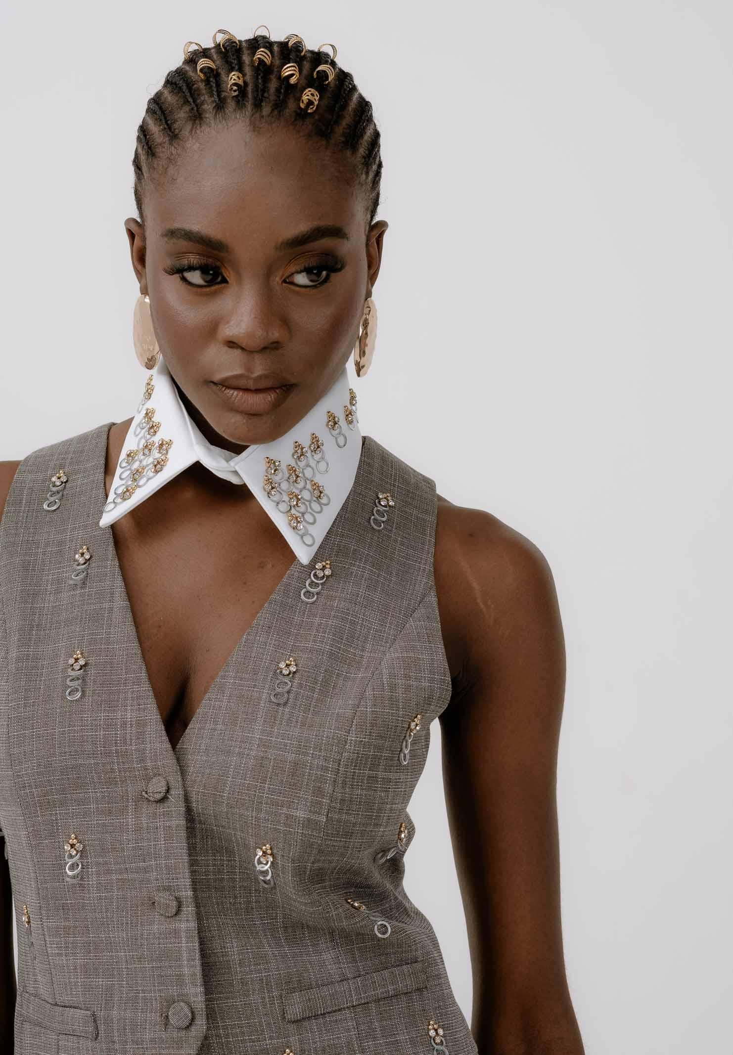 SIMONA CORSELLINI Gilet grigio da donna arricchito da piccole applicazioni metalliche A25CPGL00102-C00233 V0000 SIMONA CORSELLINI