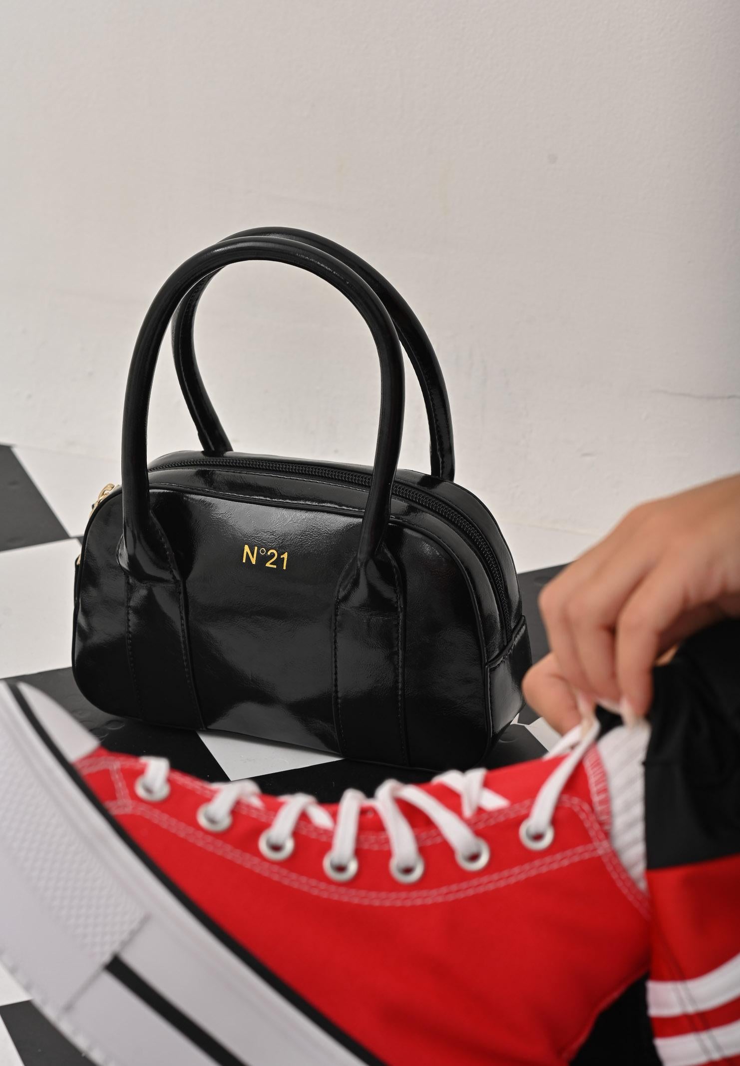 N21 Borsa a mano nera da donna realizzata in tessuto spalmato martellato con logo N°21 N21096N0246 0N900 N21