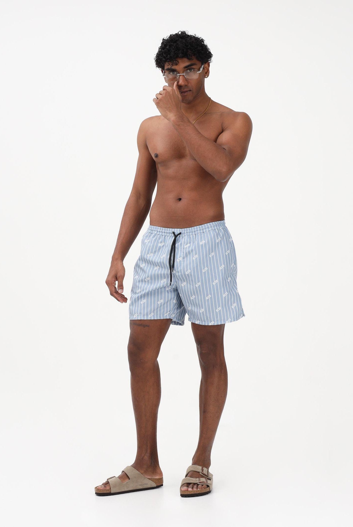 GCDS Shorts mare celeste da uomo con stampa rigata e logo all-over C1MWQS252T015 733A GCDS