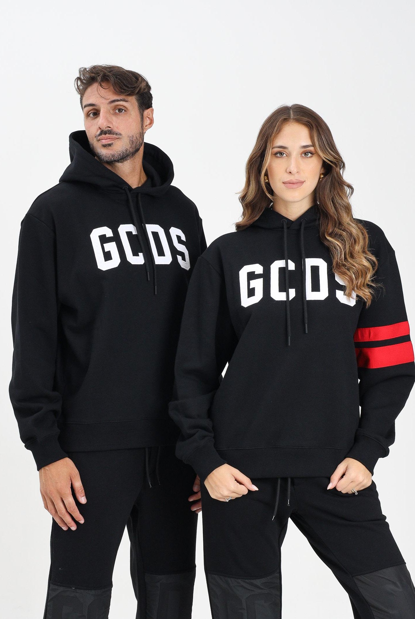 GCDS Felpa con cappuccio nera per uomo e donna rifinta da logo e bande a contrasto B1XM1901JI0 99 GCDS