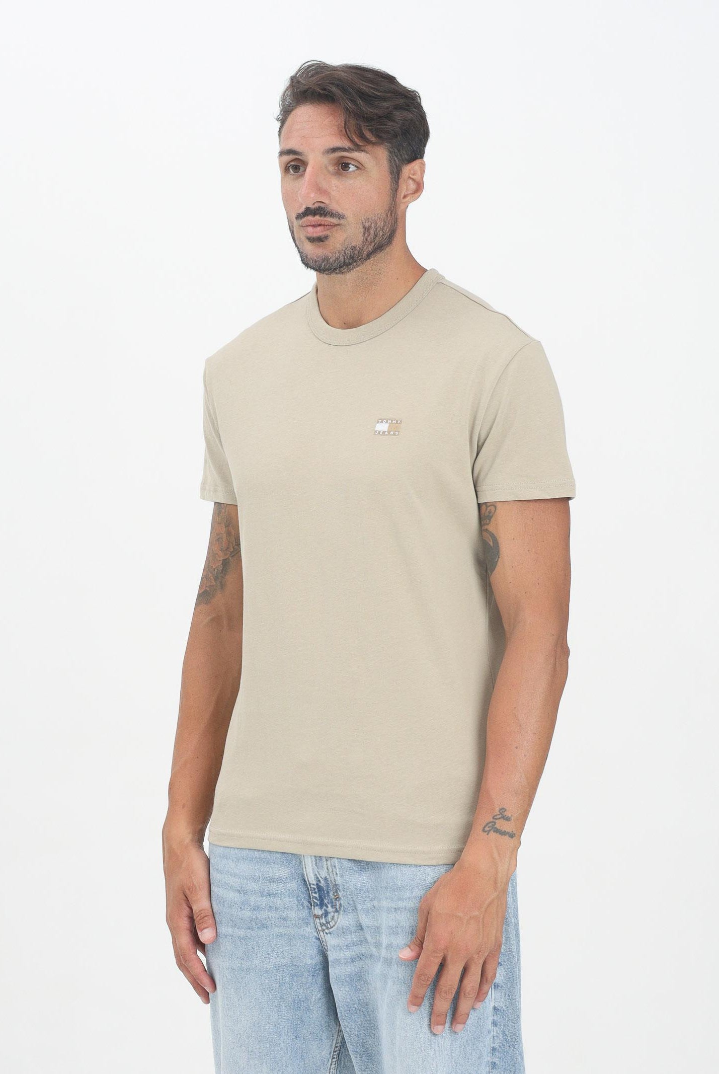 TOMMY JEANS T-shirt a manica corta beige da uomo con distintivo Tommy DM0DM20322RBV TOMMY JEANS