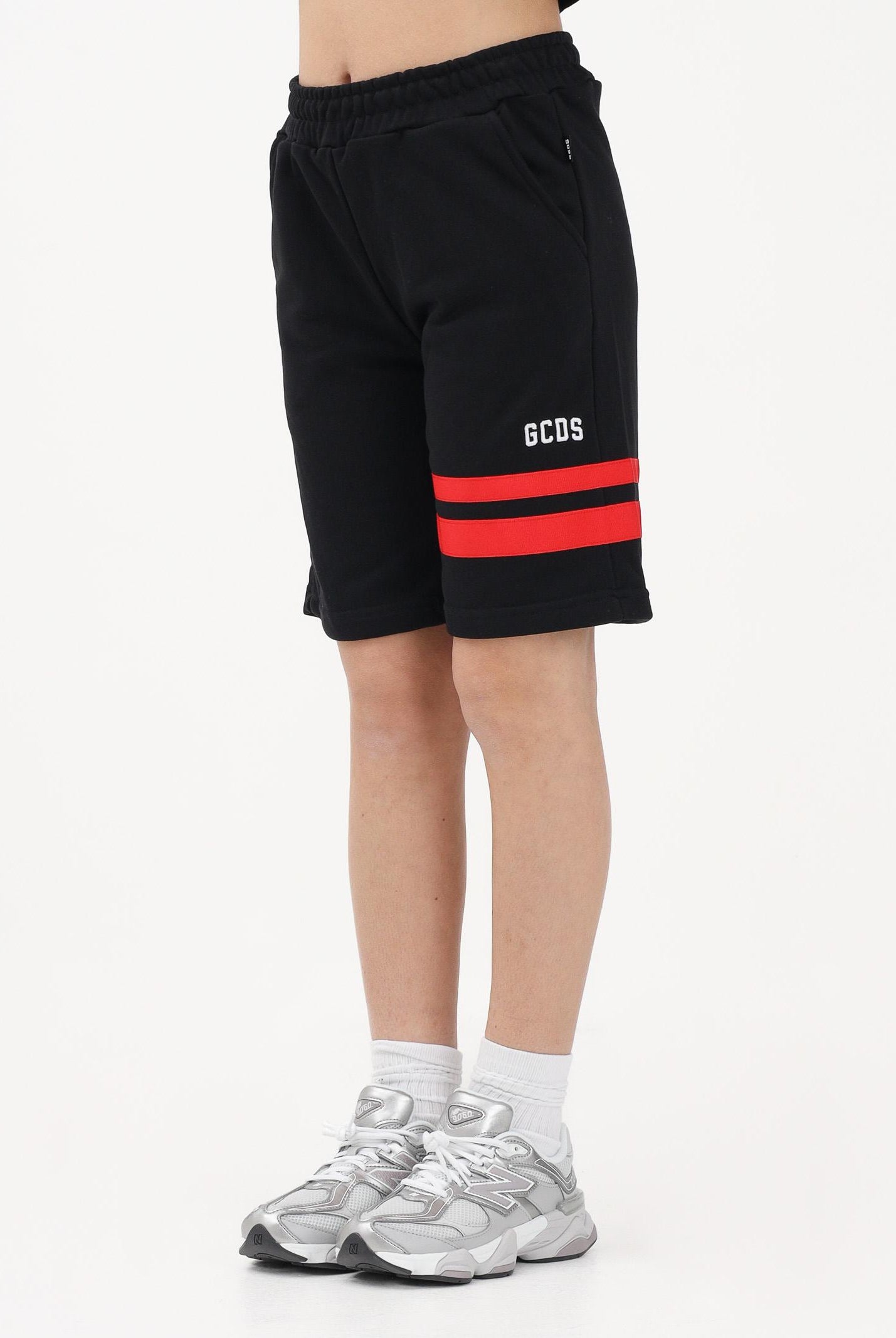 GCDS Shorts sportivo nero per donna, ragazzi e bambini con logo e bande rosse Z0UJQL594F004 999R GCDS
