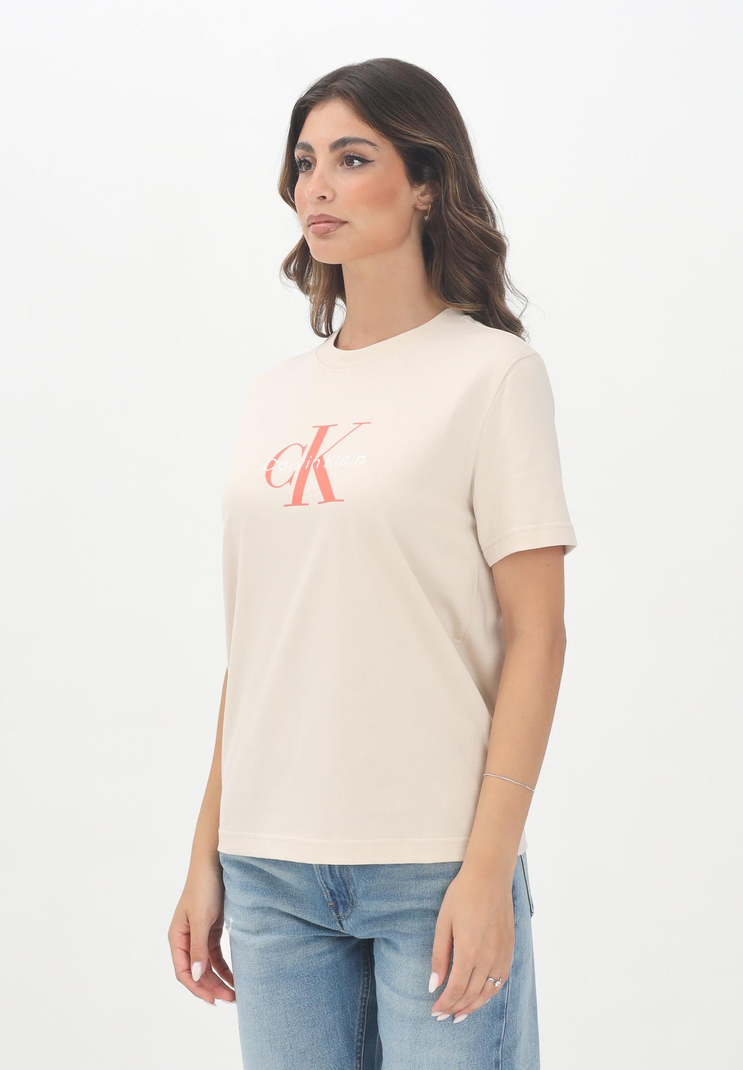CALVIN KLEIN JEANS T-shirt a manica corta beige da donna con logo "CK Calvin Klein" LV047B865GC7P CALVIN KLEIN JEANS