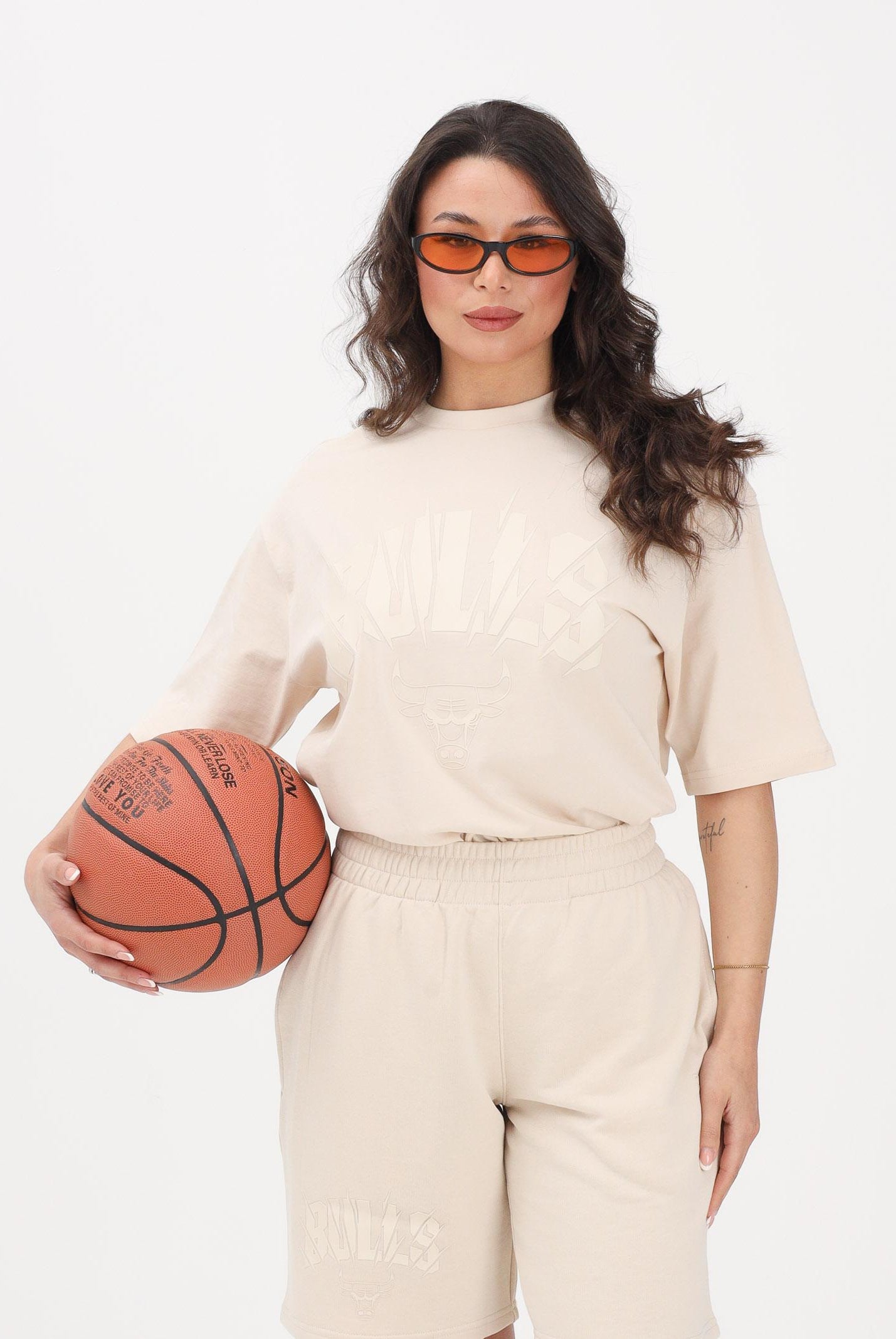 NEW ERA T-shirt a manica corta Oversized Chicago Bulls NBA Core Plus beige per uomo e donna 60856197 . NEW ERA