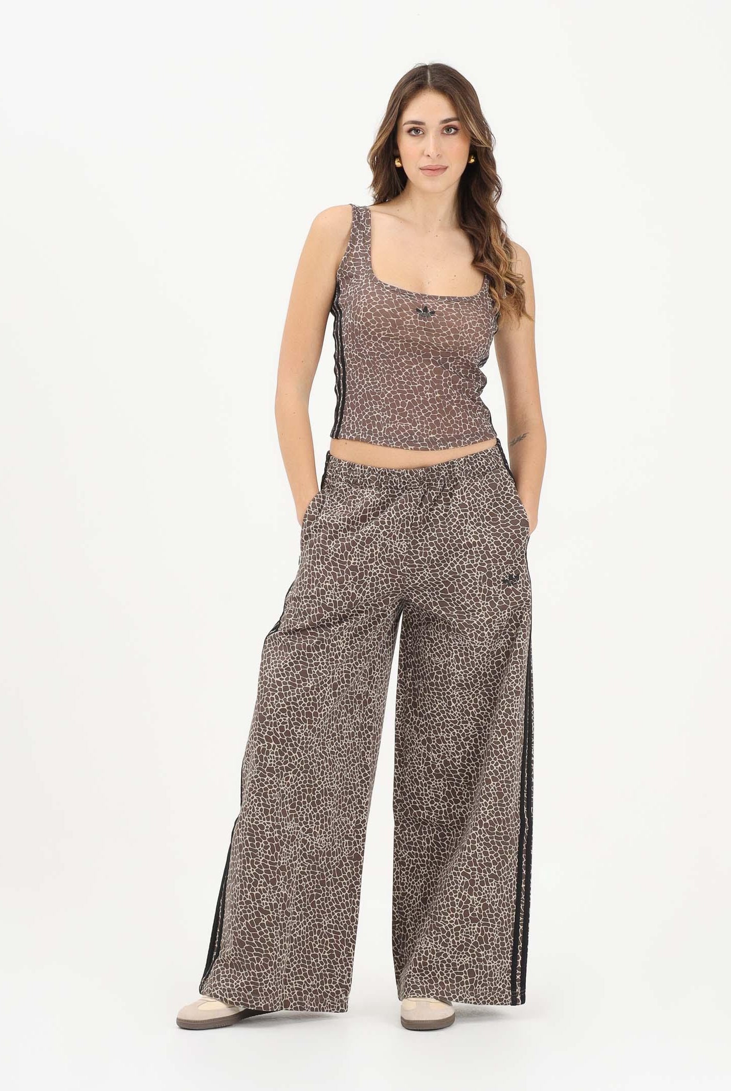 ADIDAS ORIGINALS Pantalone sportivo Firebird Oversized AOP in denim animalier da donna KD8811 . ADIDAS ORIGINALS