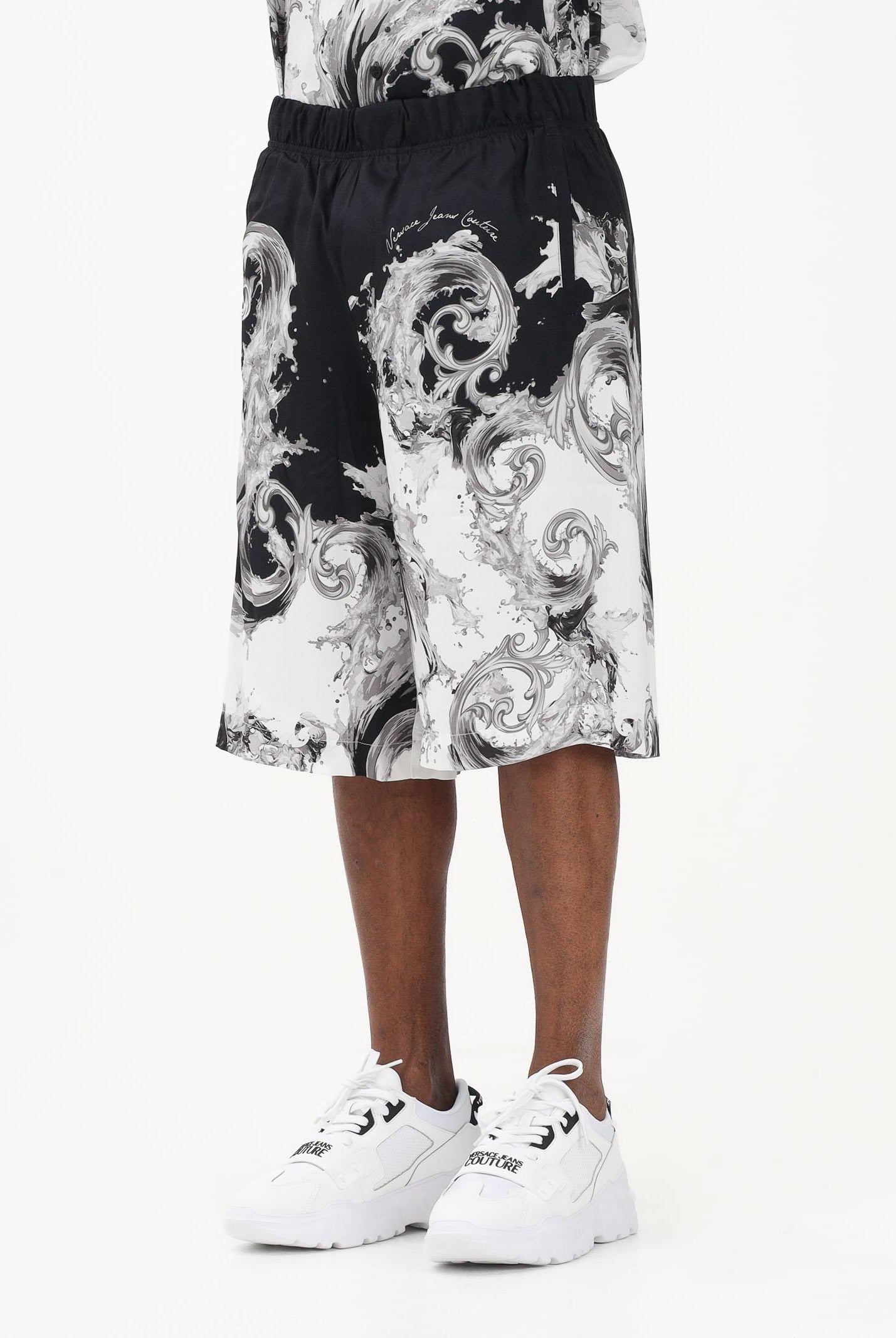 VERSACE JEANS COUTURE Shorts nero da uomo con stampa Wave Couture 80GAD10BNS787 V22 VERSACE JEANS COUTURE