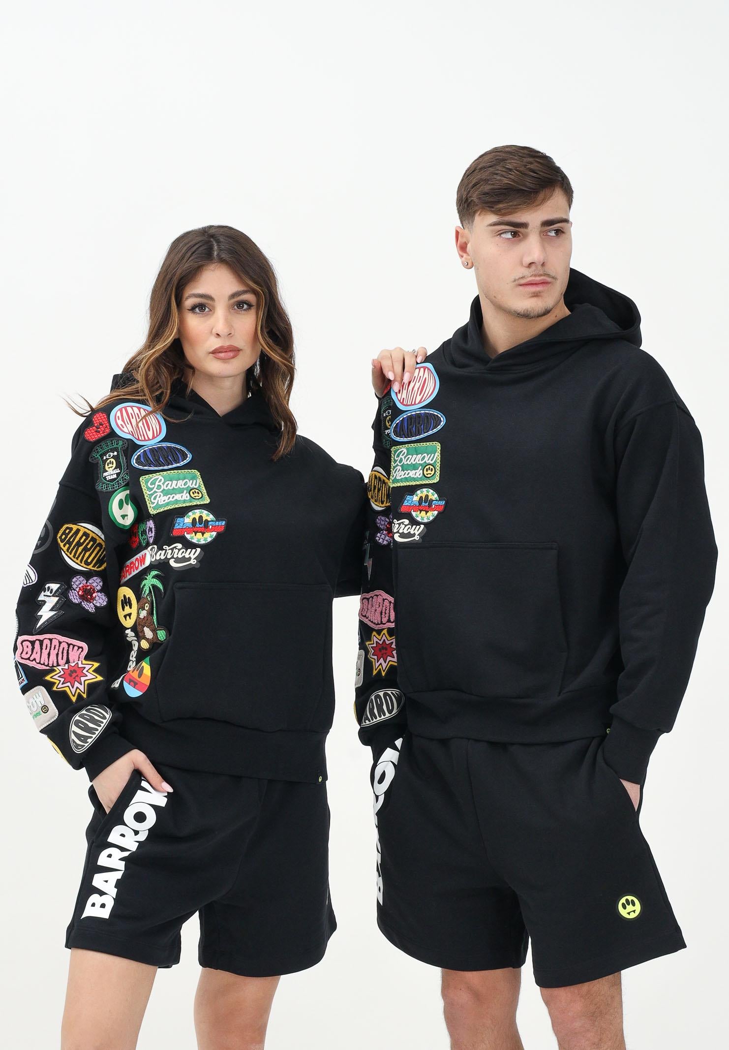 BARROW Felpa con cappuccio nera per uomo e donna rifinita da patch colorate S5BWUAHS017 110 BARROW