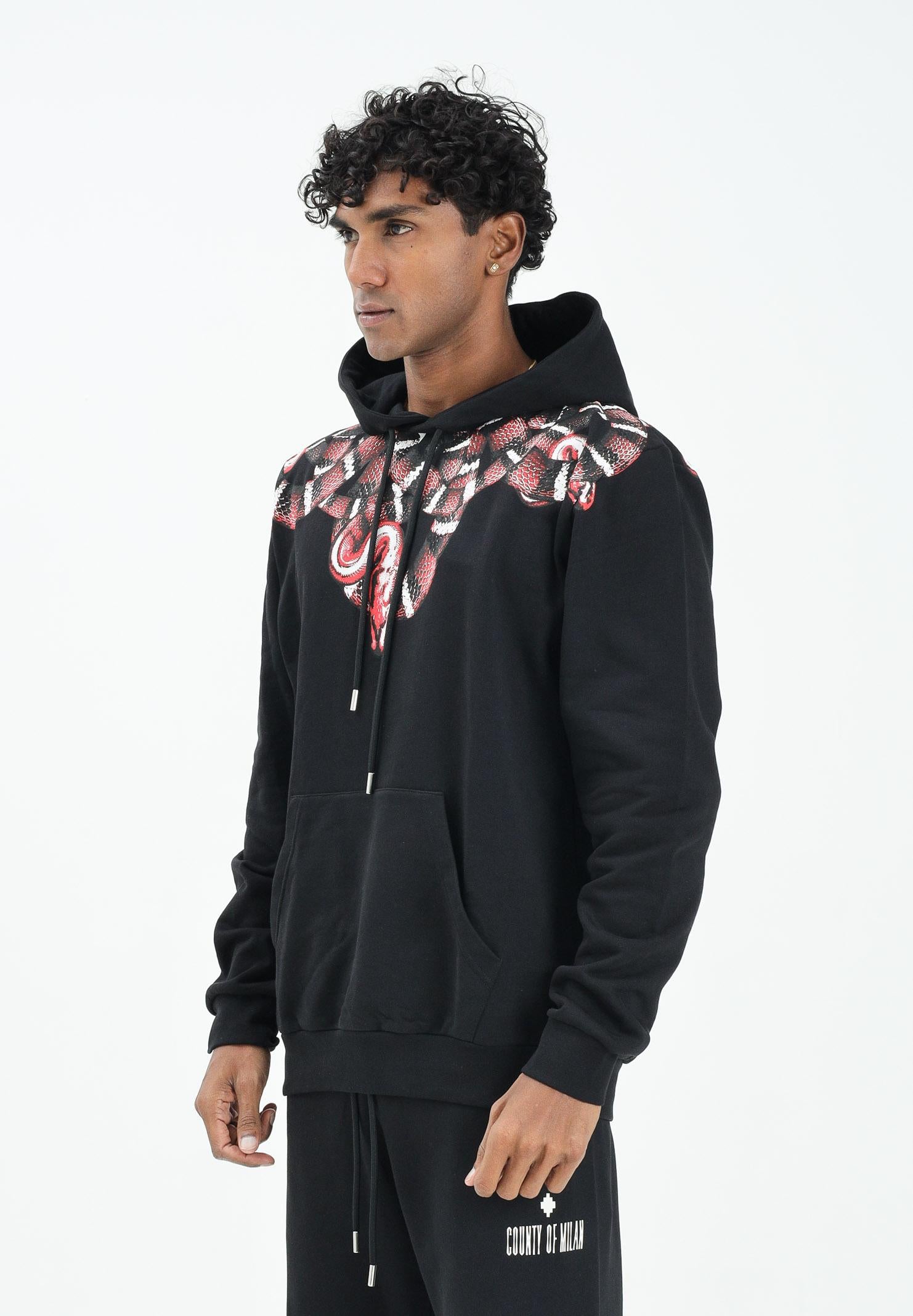 MARCELO BURLON COUNTY OF MILAN Felpa con cappuccio nera da uomo caratterizzata da stampa serpente F5CAMAHS034 110 MARCELO BURLON COUNTY OF MILAN