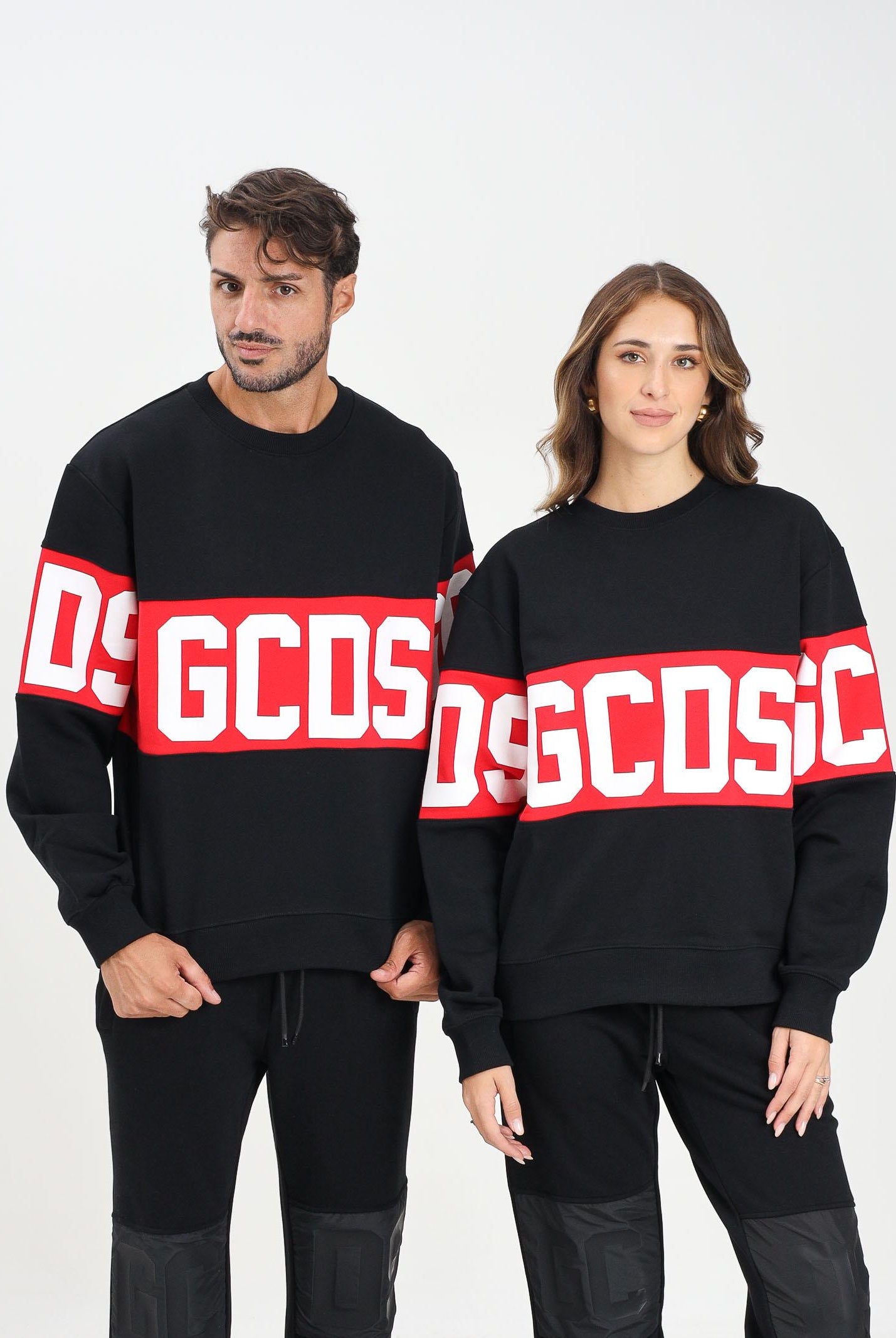 GCDS Felpa girocollo nera per uomo e donna con inserto rosso e logo B1XM1511JD1 99 GCDS