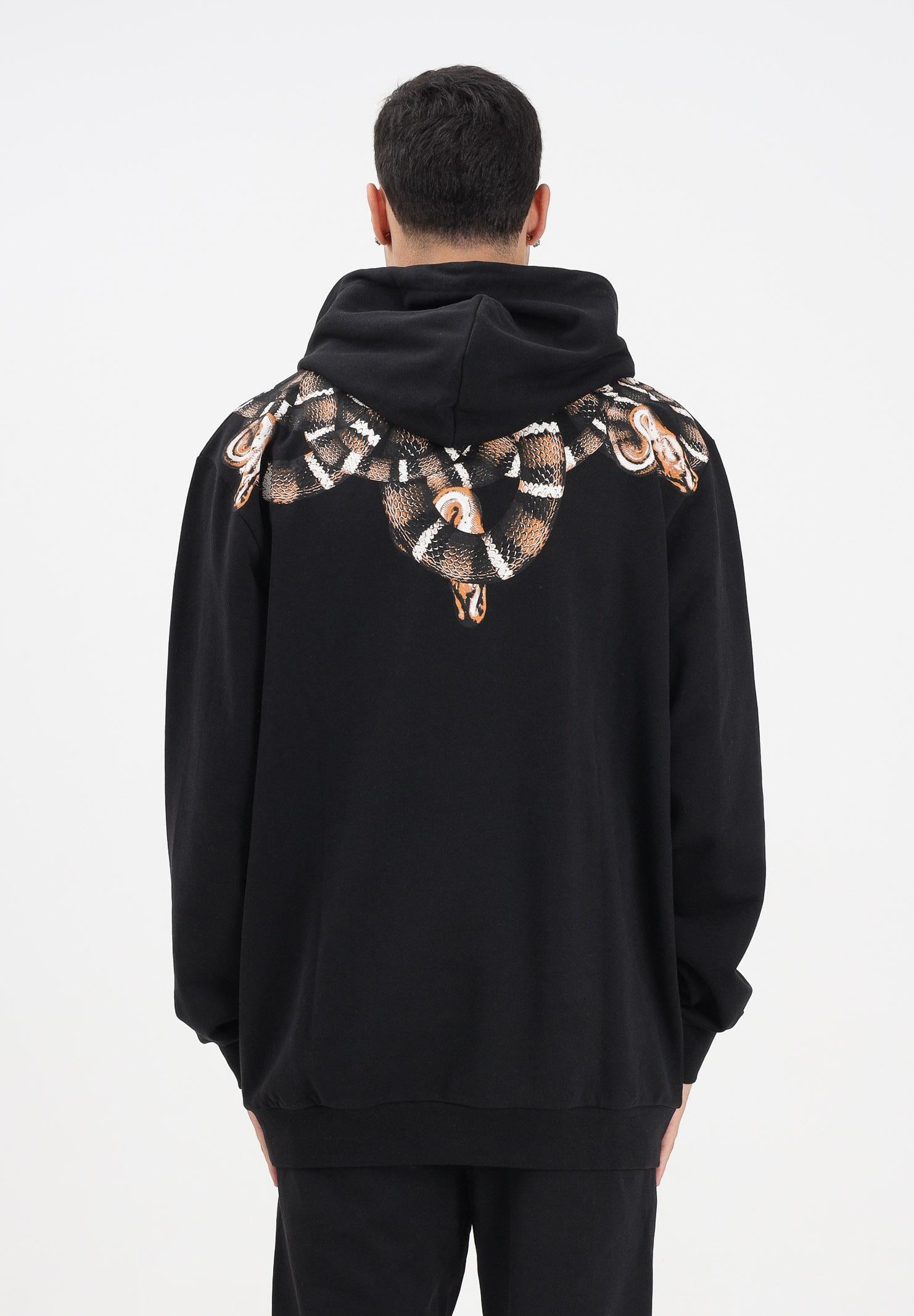 MARCELO BURLON COUNTY OF MILAN Felpa con cappuccio nera da uomo caratterizzata da stampa di serpente F5CAMAHS066 110 MARCELO BURLON COUNTY OF MILAN