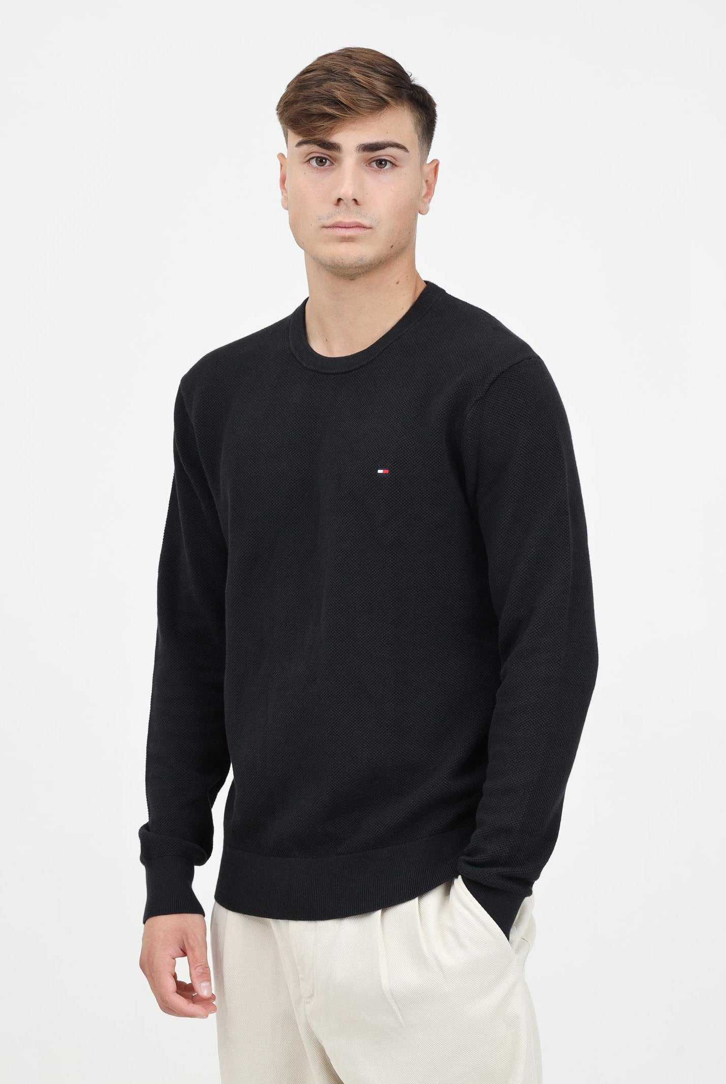 Maglioncino girocollo nero da uomo con ricamo bandierina MW0MW36347 BDS TOMMY HILFIGER