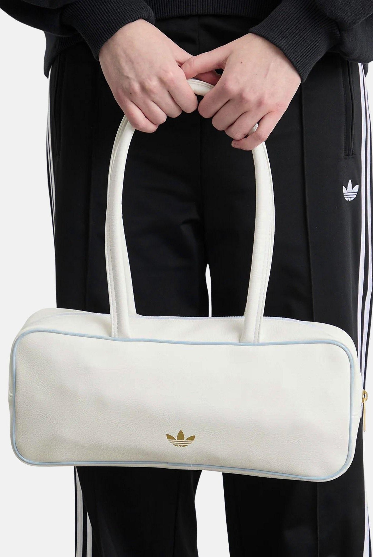 ADIDAS ORIGINALS Borsa a spalla ADICOLOR ELONGATED AIRLINER bianca da donna KD7848 . ADIDAS ORIGINALS