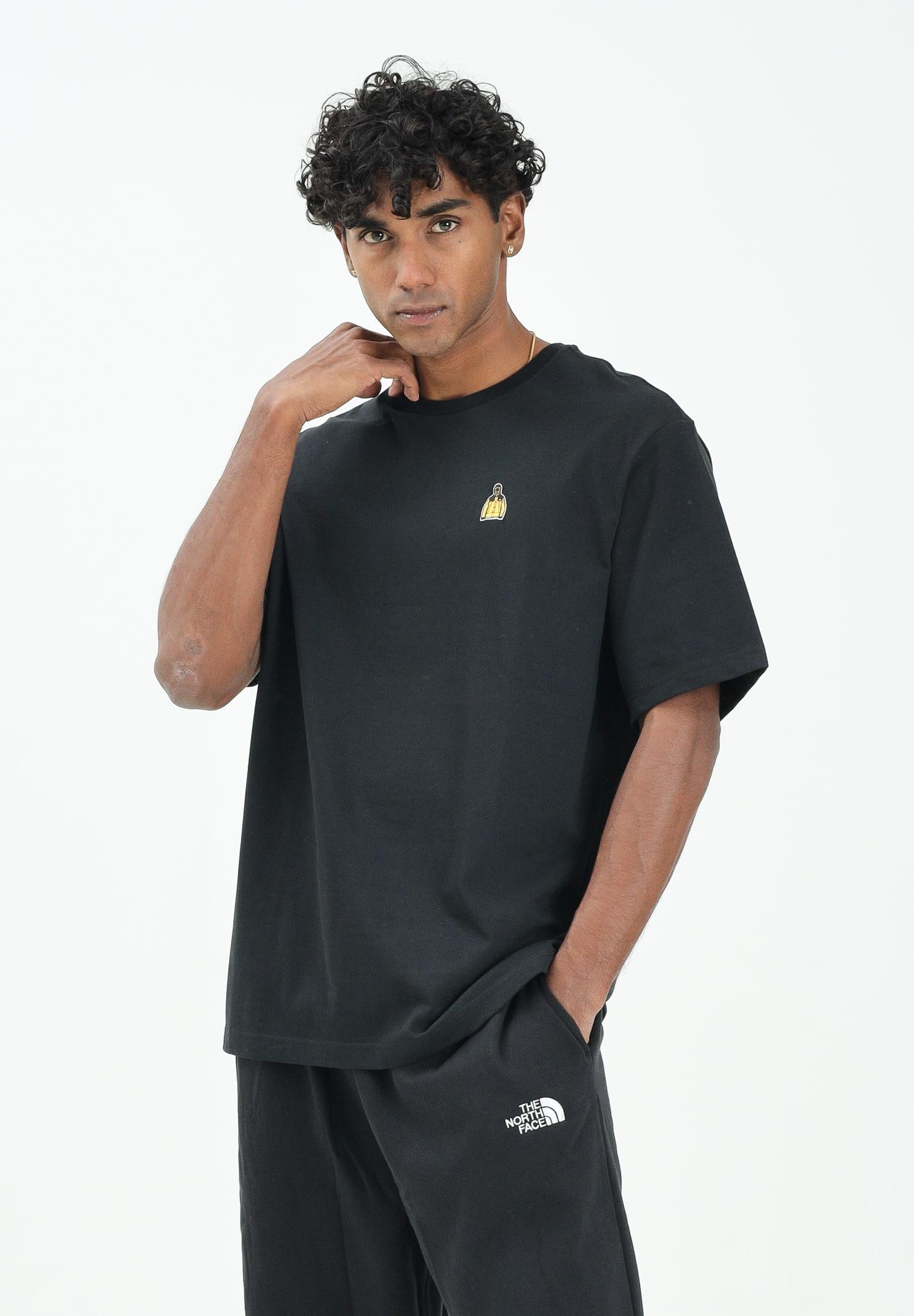 THE NORTH FACE T-shirt a manica corta Icon Mountain Jacket Relaxed nera da uomo NF0A8EU7JK31 THE NORTH FACE