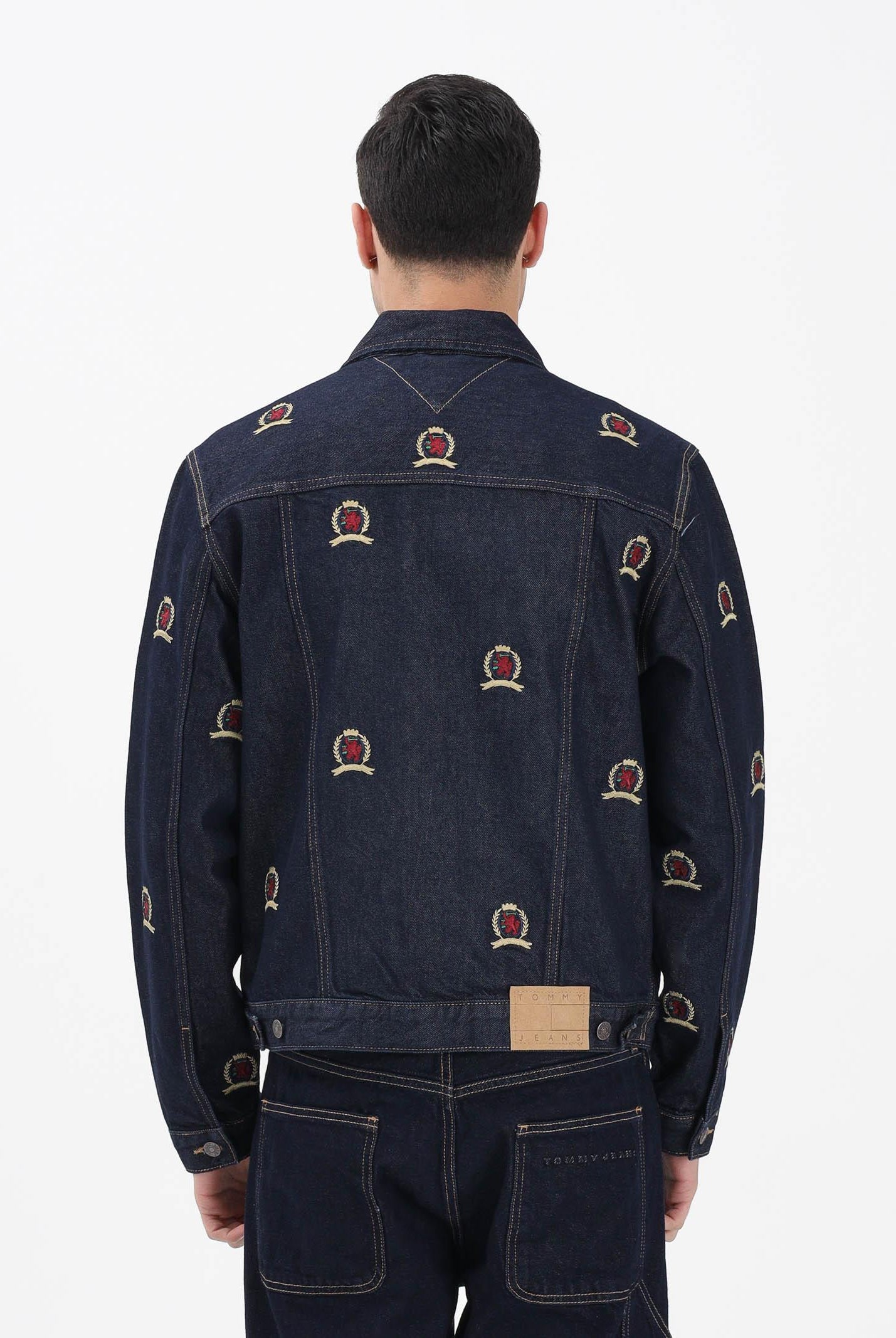 TOMMY JEANS Giubbotto Ryan in denim blu scuro da uomo con ricamo stemmi DM0DM22988 1BK TOMMY JEANS