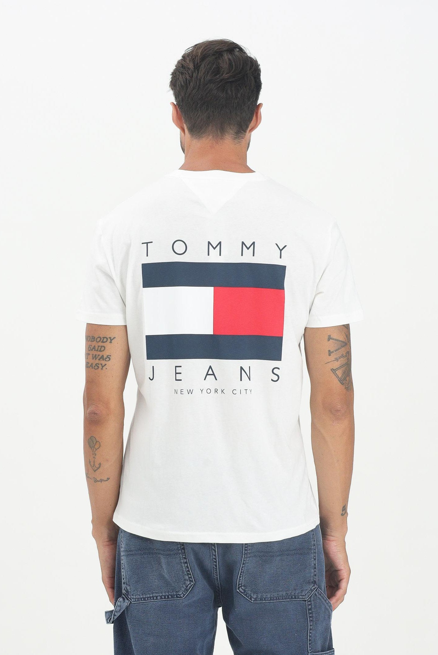 TOMMY JEANS T-shirt a manica corta bianca da uomo con maxi logo sul retro DM0DM21910YBL . TOMMY JEANS
