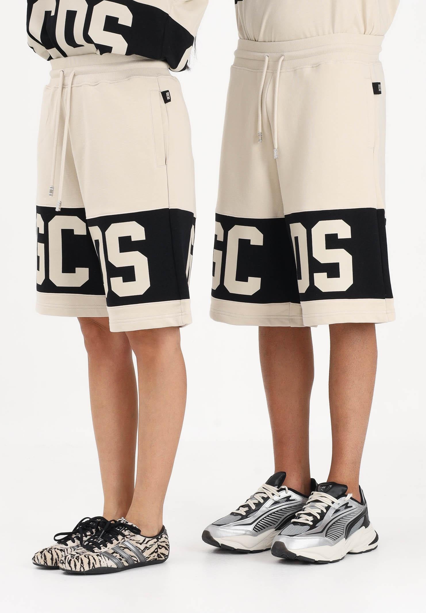GCDS Shorts sportivo beige per uomo e donna con logo Z0MLQL228F004 316B GCDS