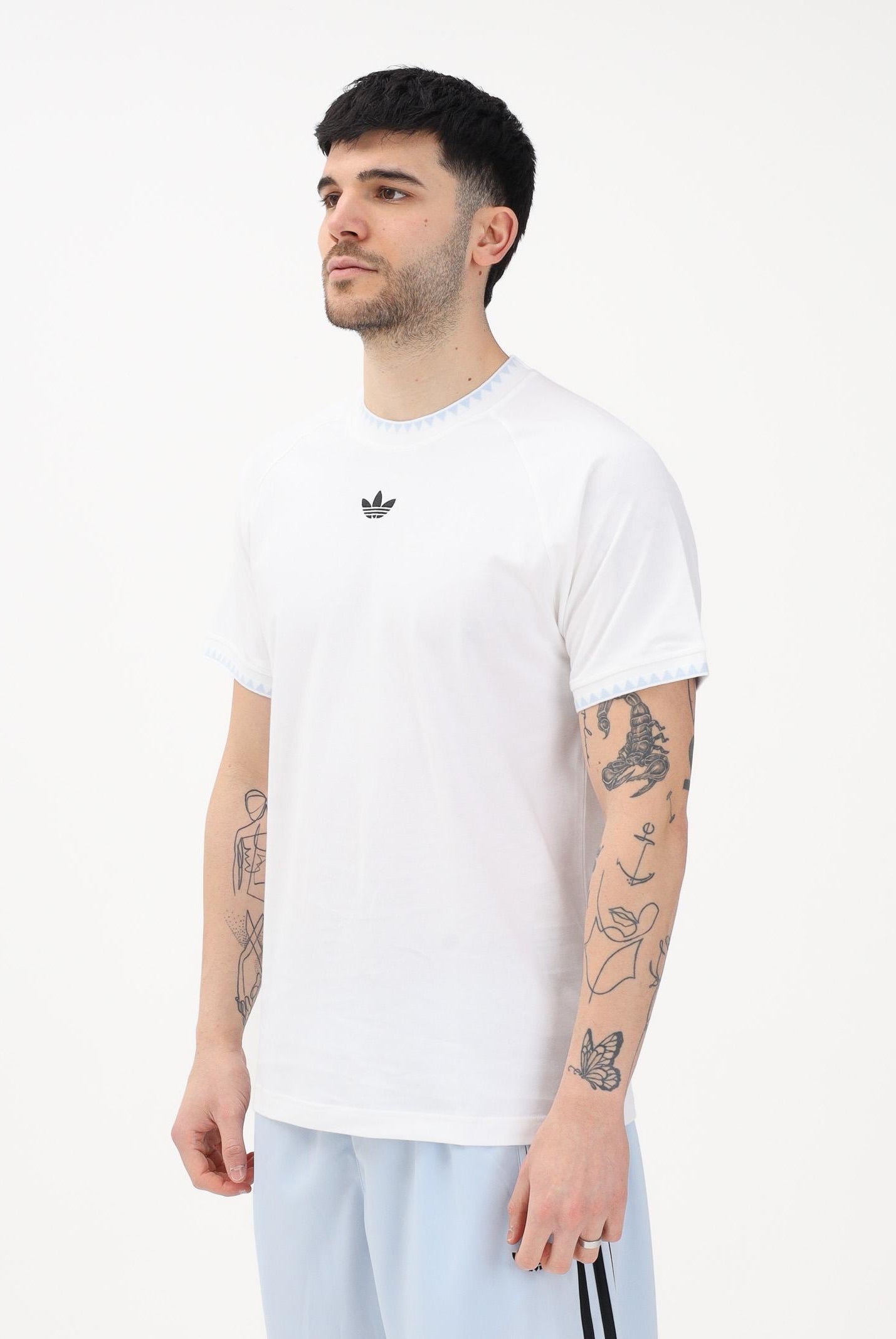 ADIDAS ORIGINALS T-shirt a manica corta CHEST STRIPES ENGINEERED COLLAR bianca da uomo KC6448 . ADIDAS ORIGINALS
