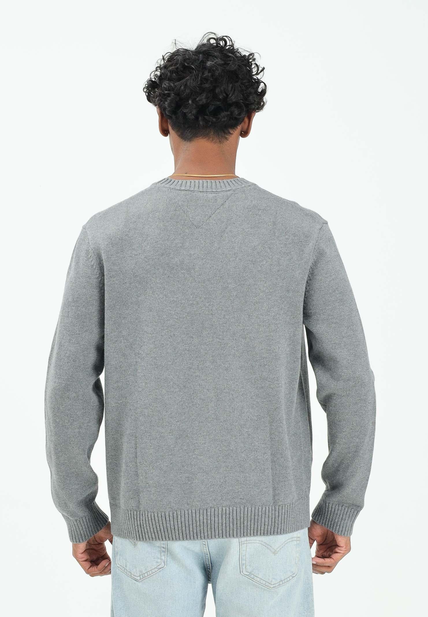 TOMMY JEANS Maglioncino girocollo grigio da uomo con logo DM0DM22105PU2 . TOMMY JEANS