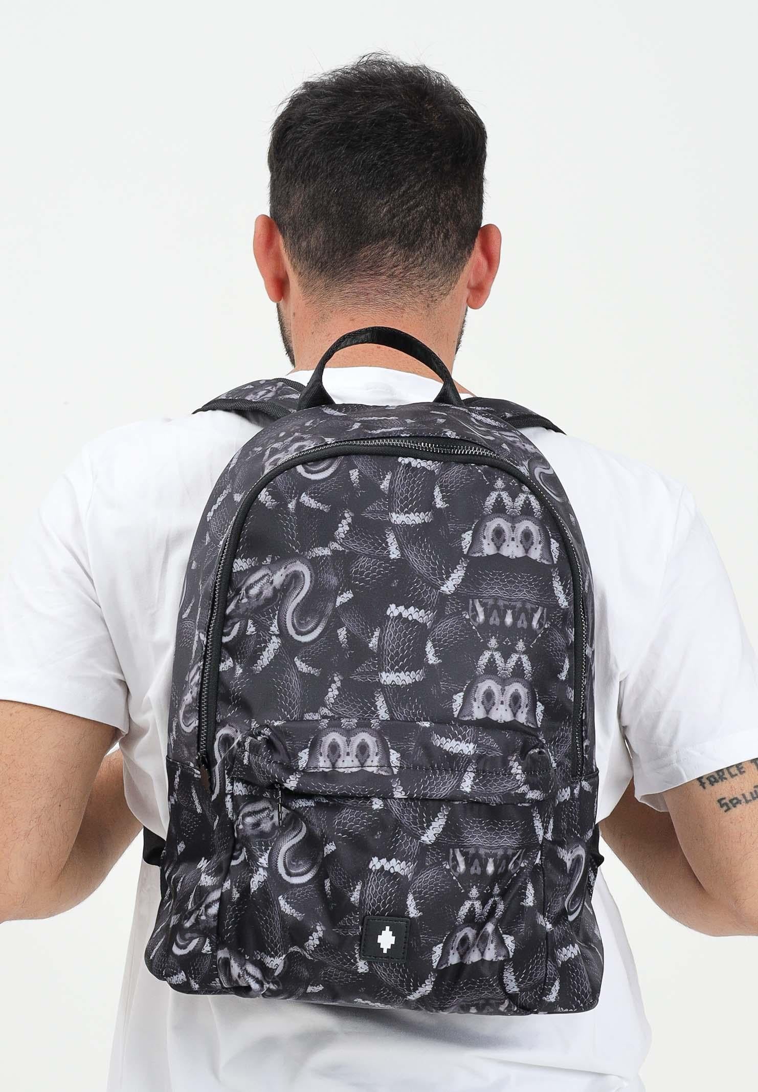 MARCELO BURLON COUNTY OF MILAN Zaino nero per uomo e donna con stampa all-over effetto pitone COMAF250111 . MARCELO BURLON COUNTY OF MILAN