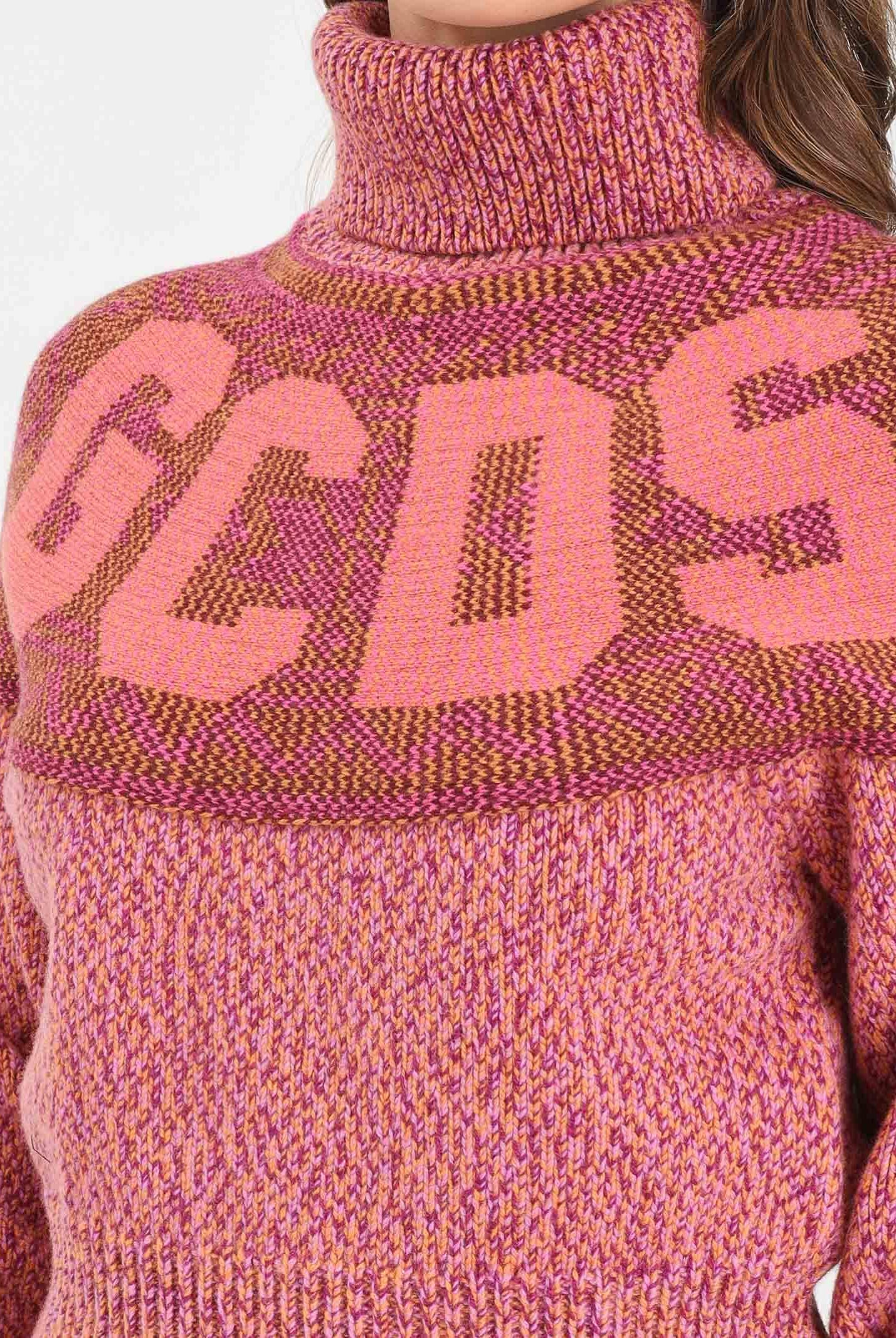 GCDS Maglione a collo alto rosa da donna con intarsio logo GCDS B2CW1603KJ3 42 GCDS
