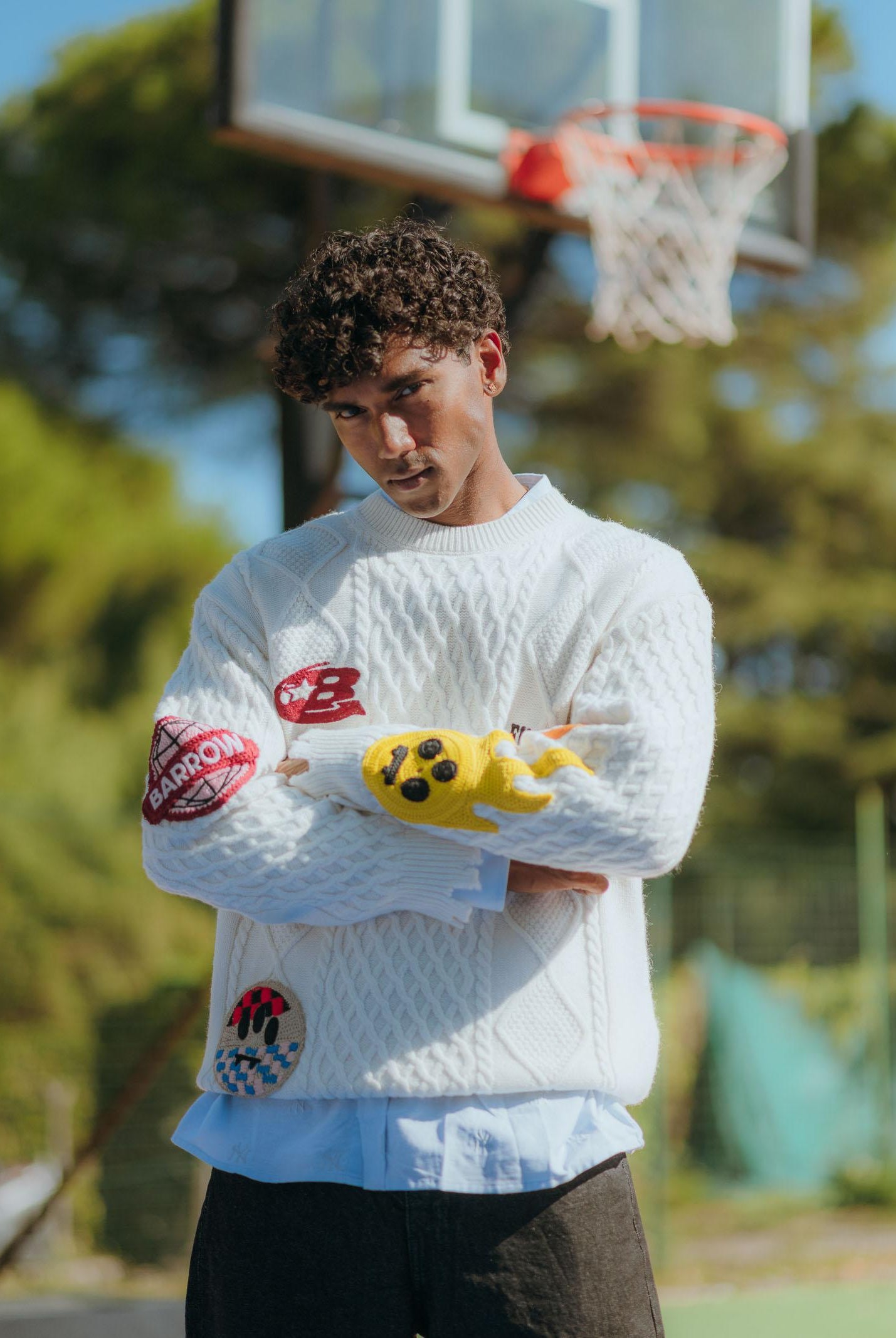 BARROW Maglione girocollo bianco per uomo e donna caratterizzato da patch multicolore F5BWUAJP115 013 BARROW