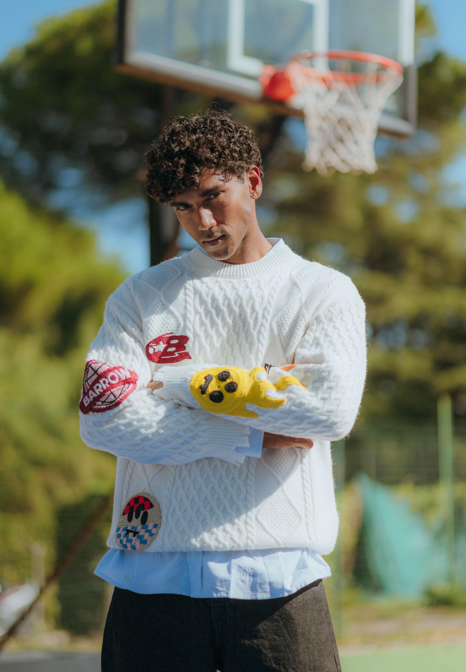 BARROW Maglione girocollo bianco per uomo e donna caratterizzato da patch multicolore F5BWUAJP115 013 BARROW