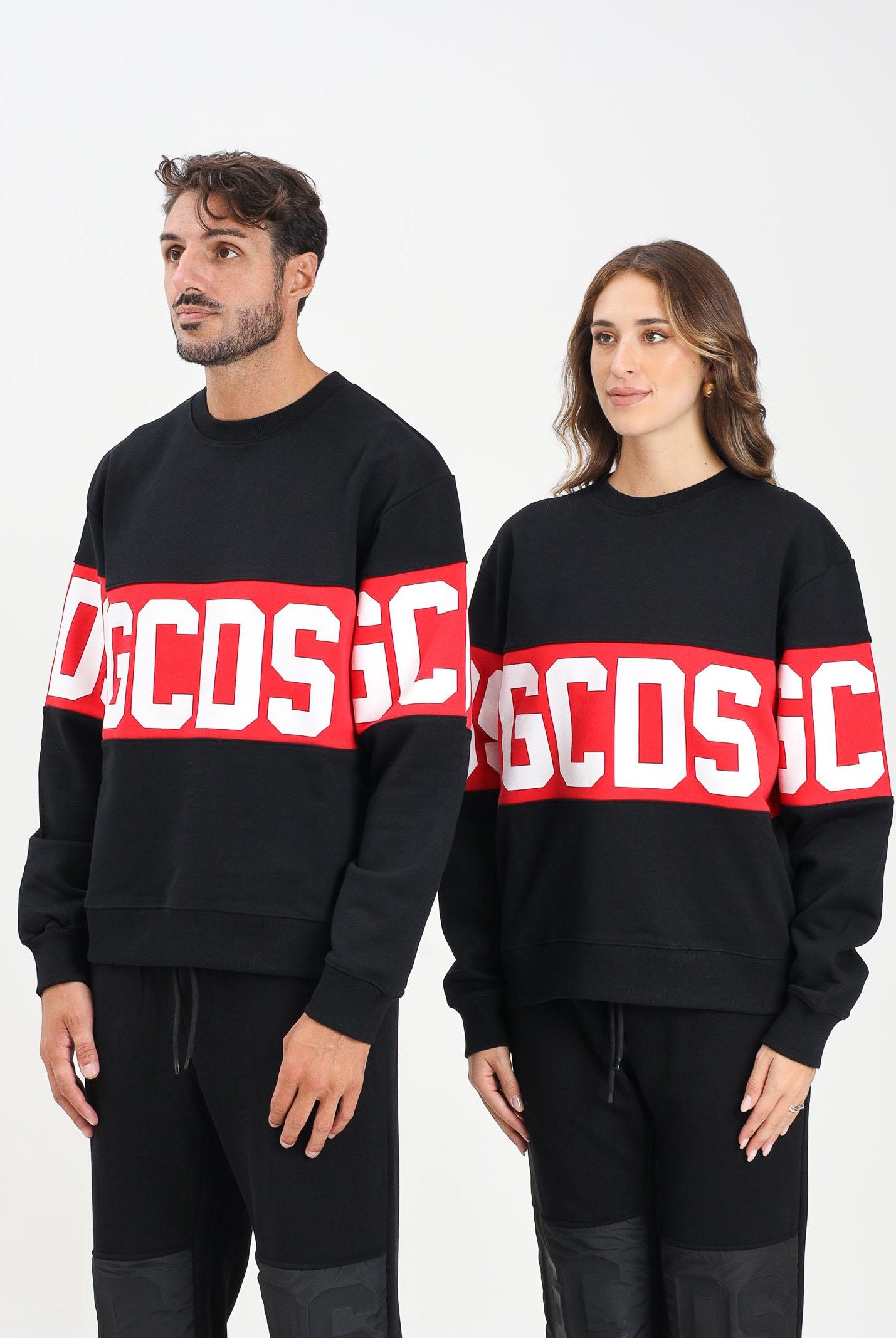 GCDS Felpa girocollo nera per uomo e donna con inserto rosso e logo B1XM1511JD1 99 GCDS