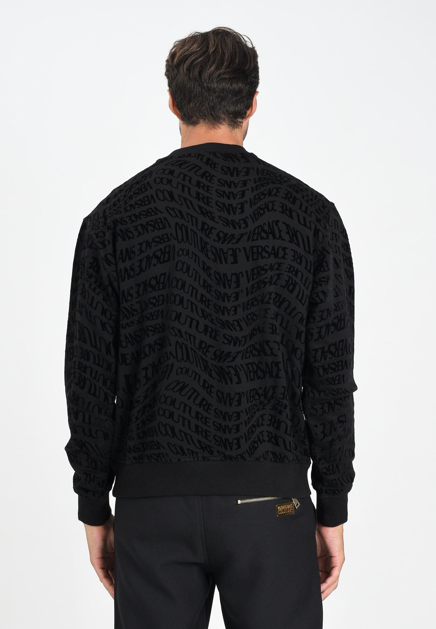 VERSACE JEANS COUTURE Felpa girocollo nera da uomo con motivo Liquify Logomania vellutato 79GAI3R0FS199 899 VERSACE JEANS COUTURE