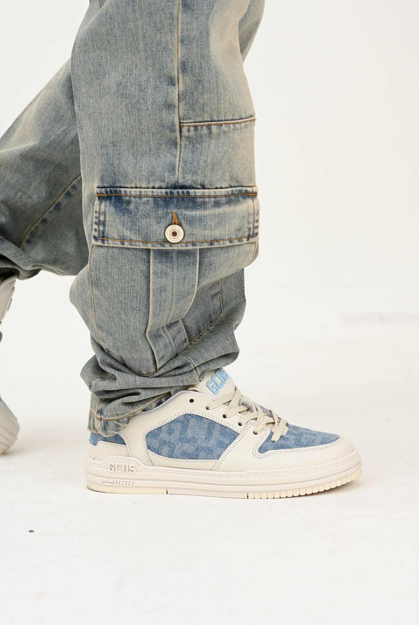 GCDS Sneakers panna da uomo con inserti in denim chiaro GCU1011 460 GCDS