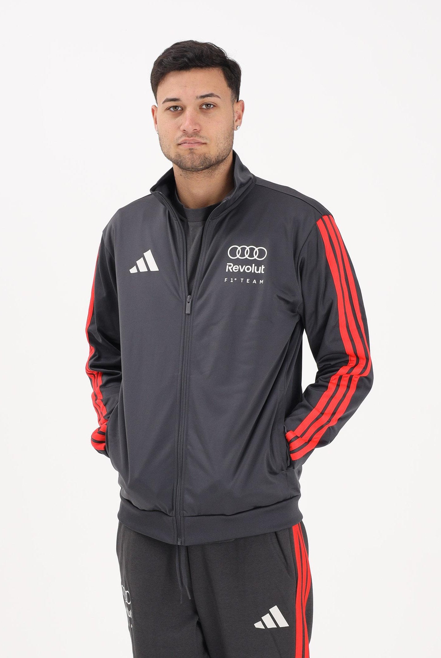 ADIDAS PERFORMANCE Felpa con zip Audi Revolut F1® Team DNA grigia e rossa da uomo KE6784 . ADIDAS PERFORMANCE