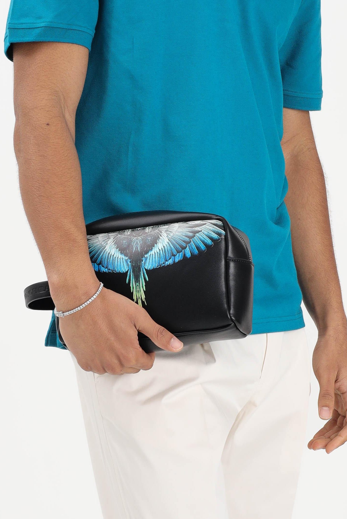 MARCELO BURLON COUNTY OF MILAN Pochette nera da uomo con stampa ali multicolor COMAS2603560895 . MARCELO BURLON COUNTY OF MILAN