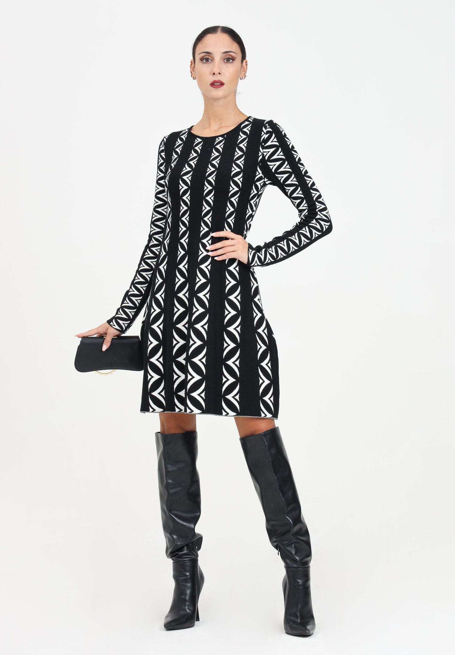 Abito corto nero da donna con fantasia a righe e motivo geometrico VSKD07009 NERO AKEP 