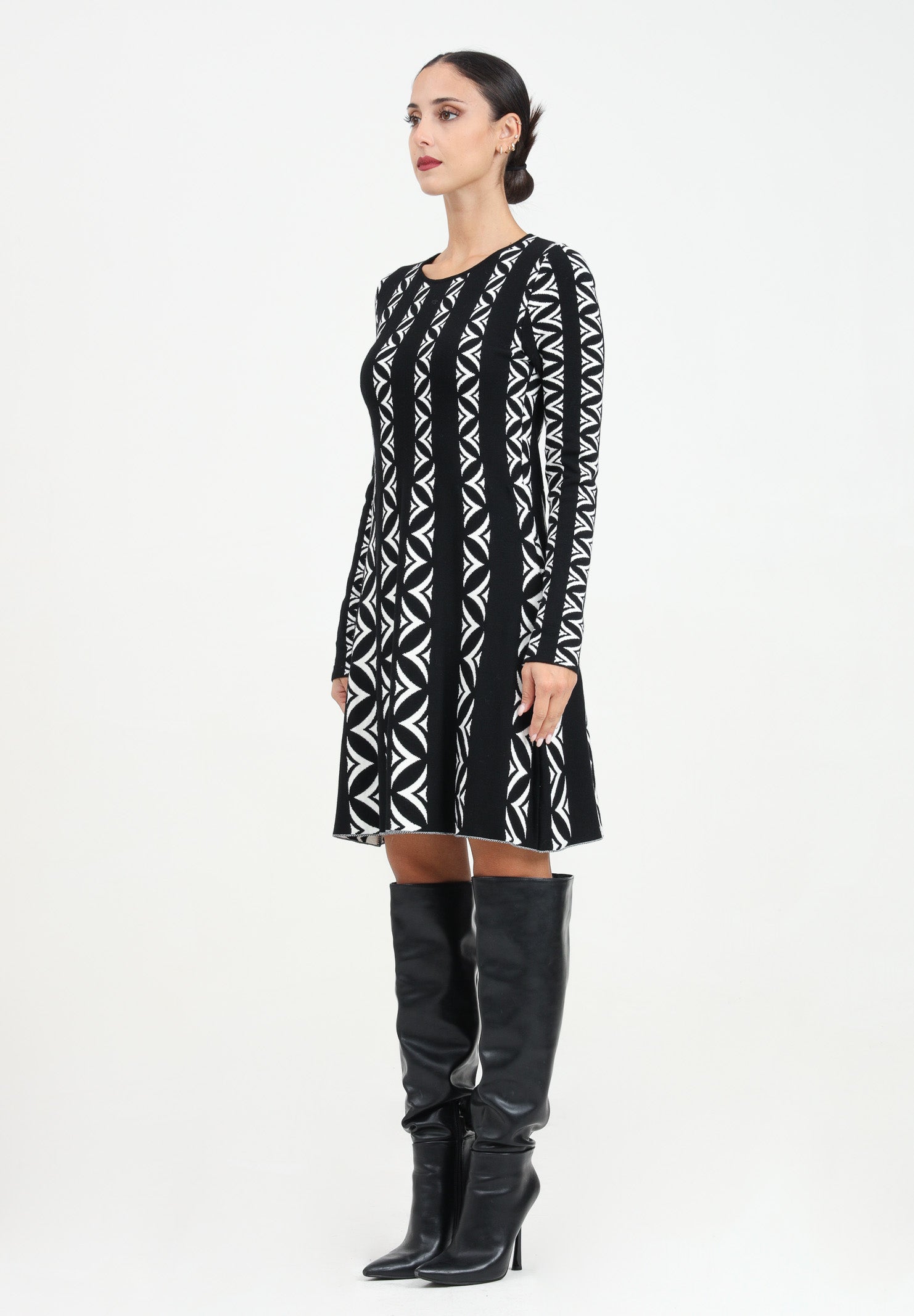 Abito corto nero da donna con fantasia a righe e motivo geometrico VSKD07009 NERO AKEP 