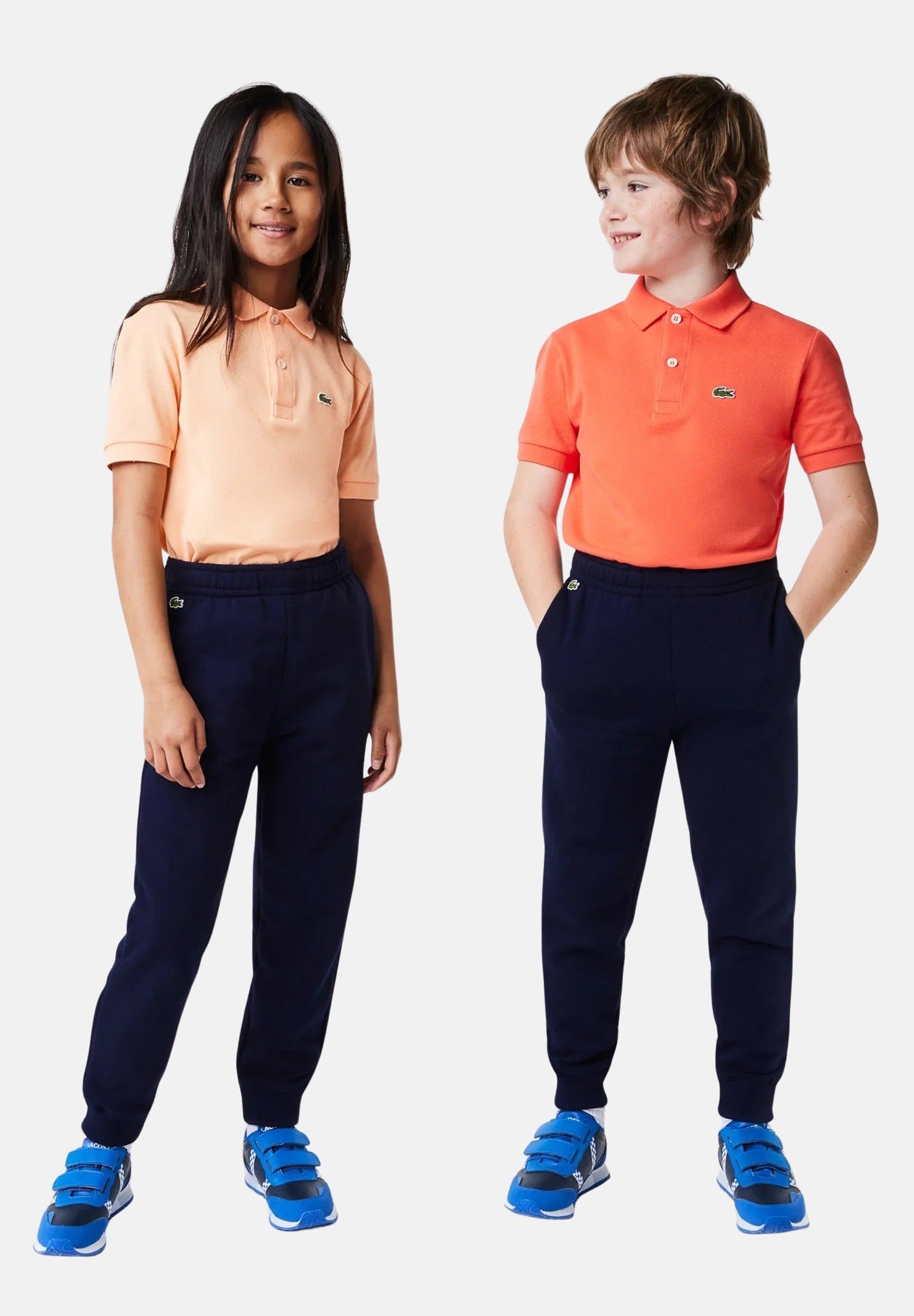 Pantalone sportivo blu per bambino e bambina rifinito da ricamo coccodrillo XJ9728 166 LACOSTE 