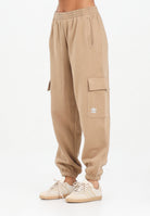 ADIDAS ORIGINALS Pantalone sportivo Essentials Fleece Cargo beige da donna JX7741 . ADIDAS ORIGINALS 