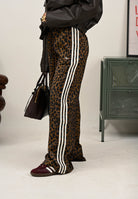 ADIDAS ORIGINALS Pantalone sportivo Wide Leg Satin Leopard marrone da donna KA2666 . ADIDAS ORIGINALS 