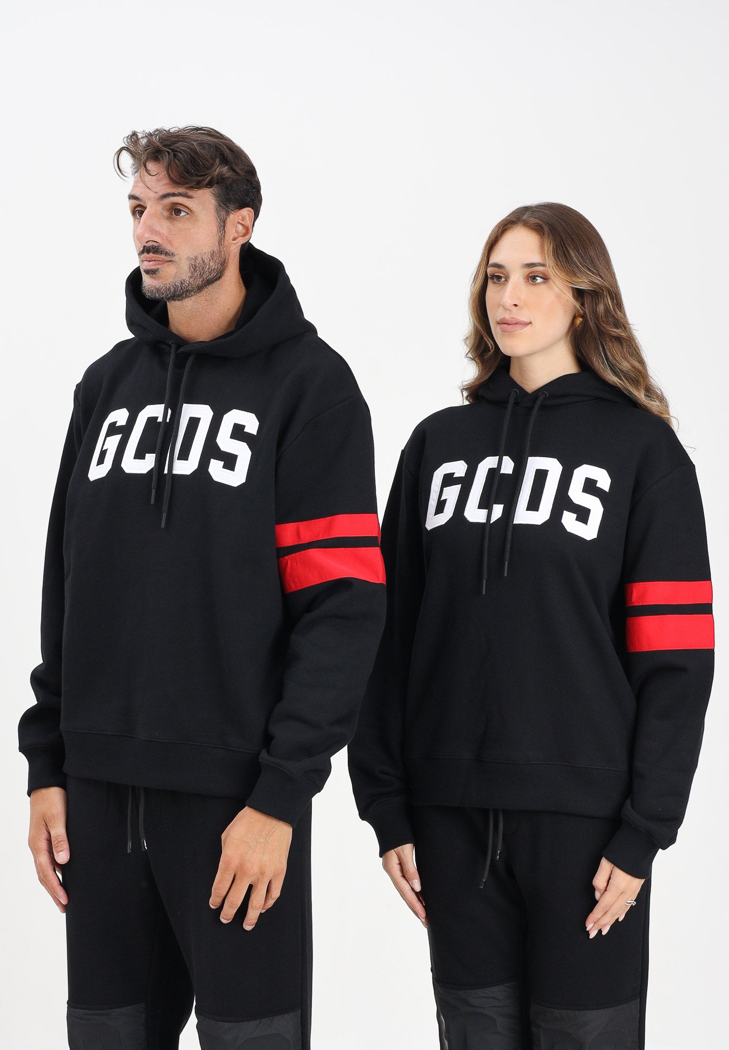 GCDS Felpa con cappuccio nera per uomo e donna rifinta da logo e bande a contrasto B1XM1901JI0 99 GCDS 