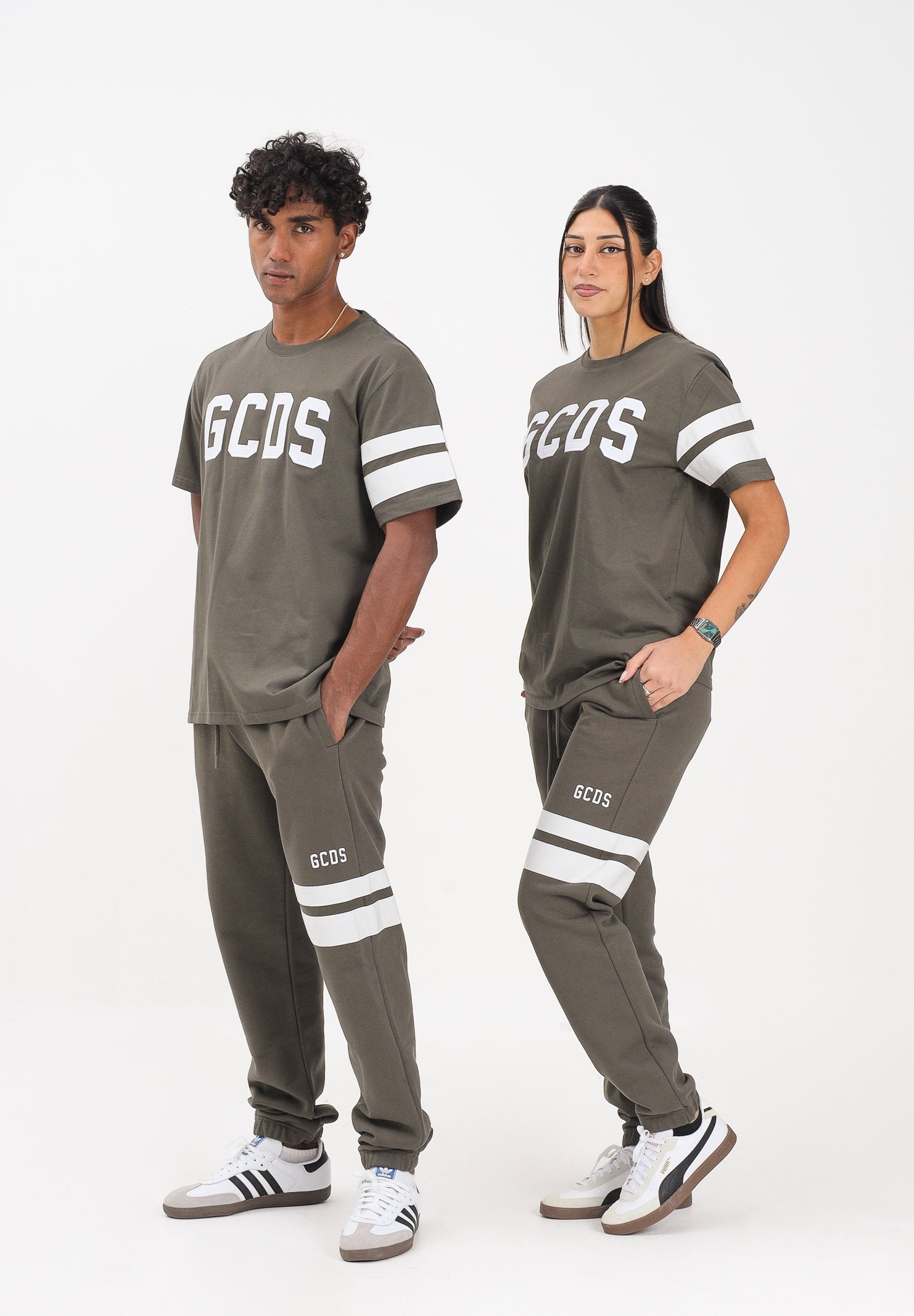 GCDS Pantalone sportivo verde militare per uomo e donna con dettagli a contrasto B1XM3002JI0 88 GCDS 
