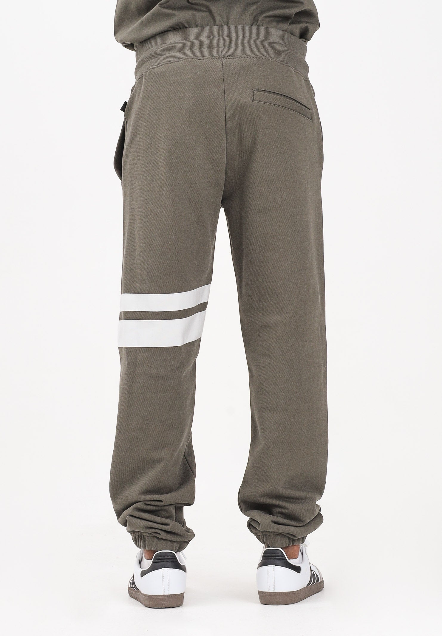 GCDS Pantalone sportivo verde militare per uomo e donna con dettagli a contrasto B1XM3002JI0 88 GCDS 