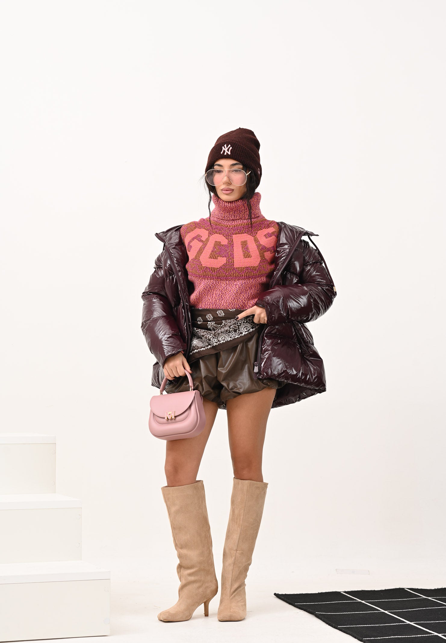 GCDS Maglione a collo alto rosa da donna con intarsio logo GCDS B2CW1603KJ3 42 GCDS 