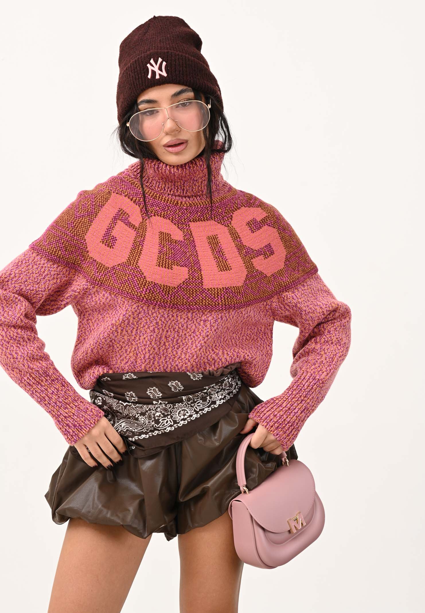 GCDS Maglione a collo alto rosa da donna con intarsio logo GCDS B2CW1603KJ3 42 GCDS 